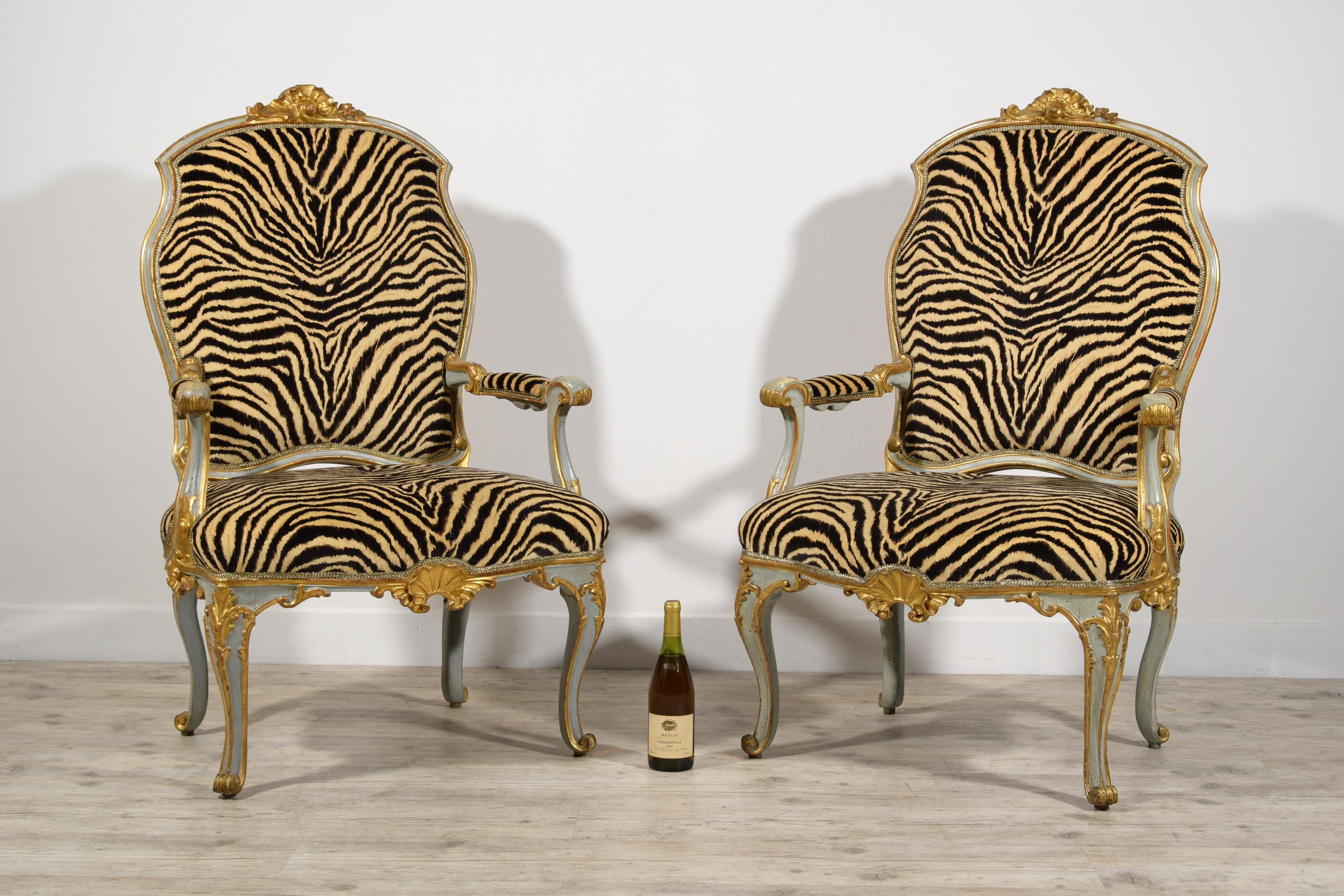 Bois Quatre grands fauteuils italiens en bois laqué et doré du XVIIIe siècle en vente