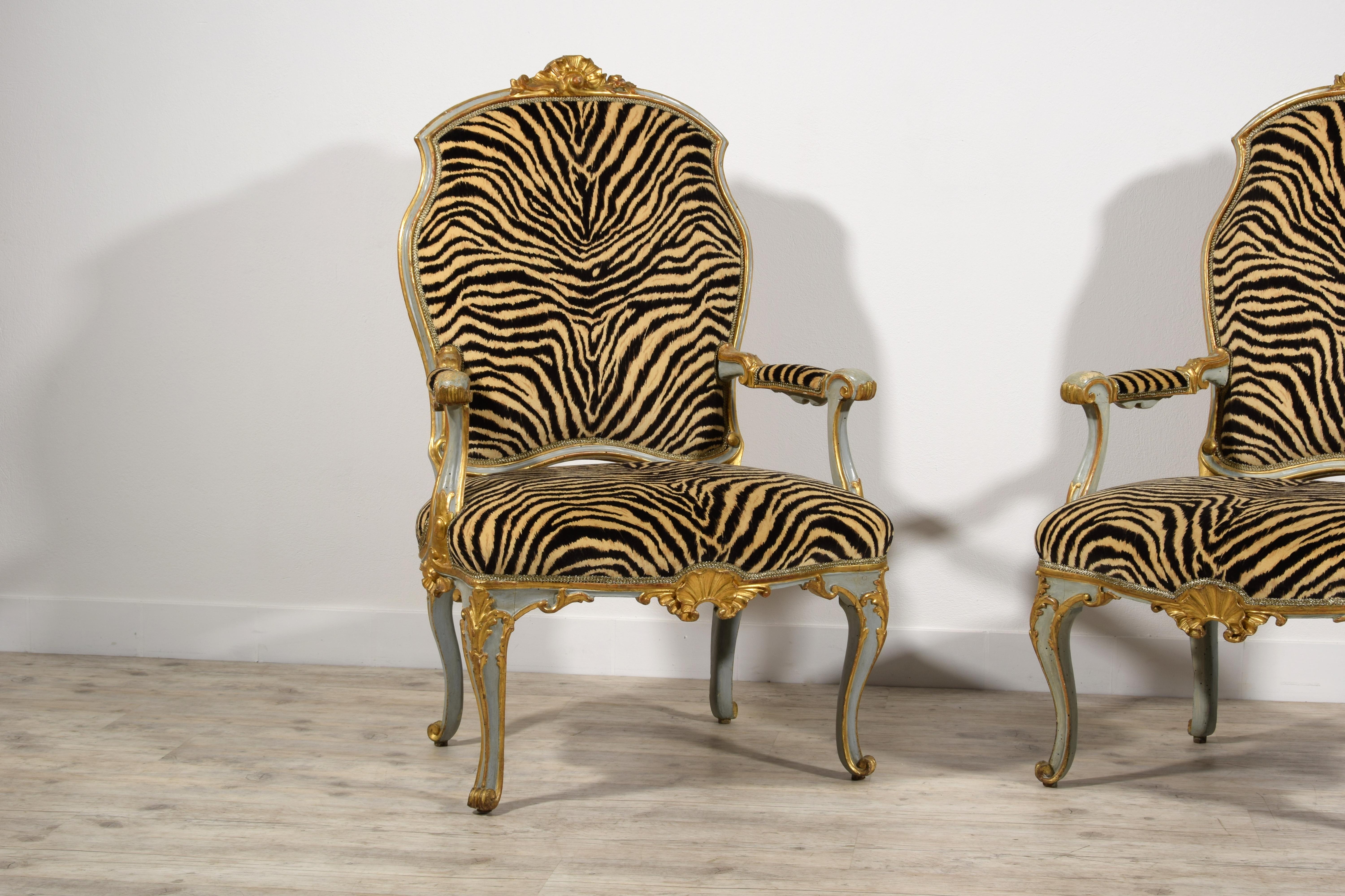 Quatre grands fauteuils italiens en bois laqué et doré du XVIIIe siècle en vente 1