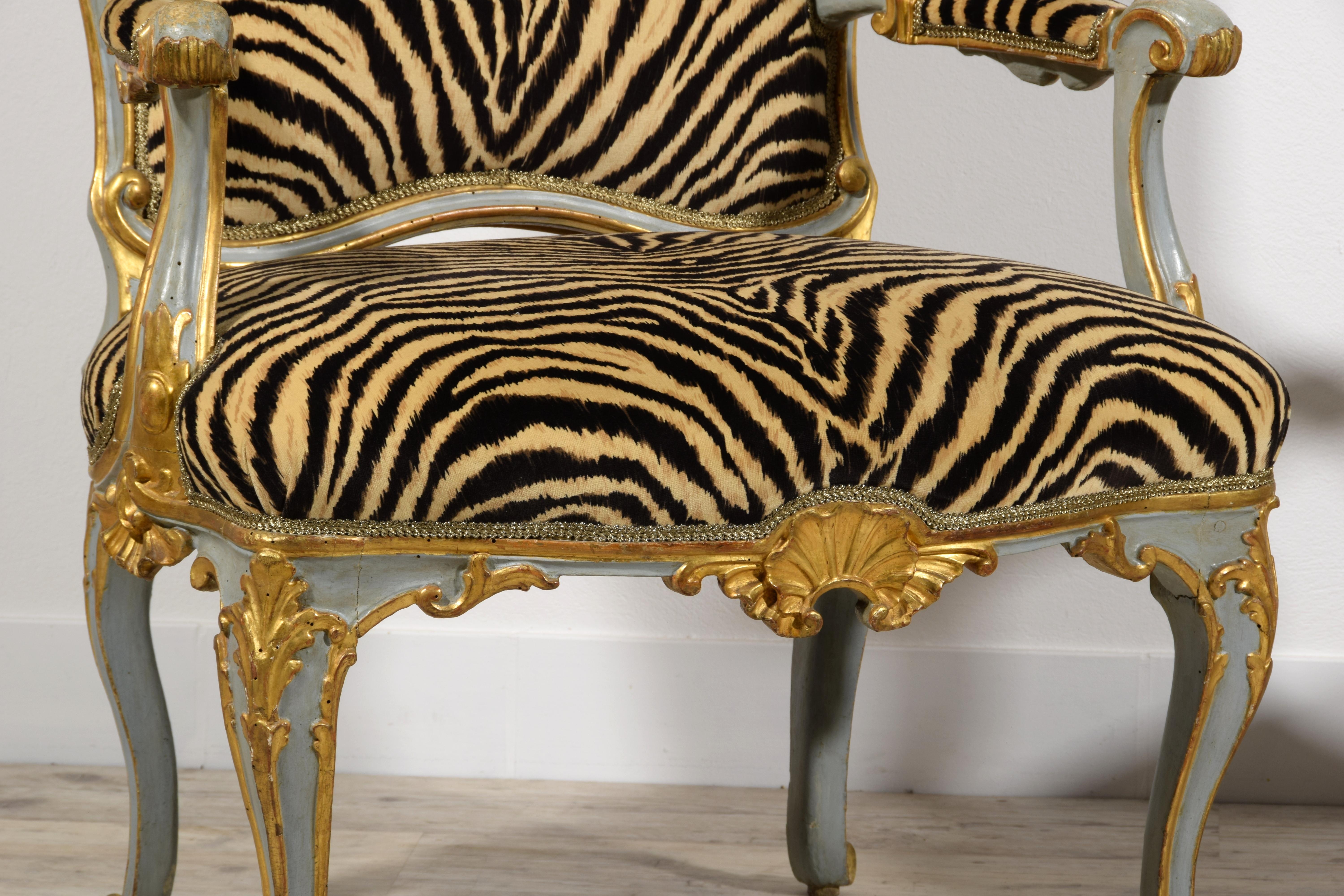 18th Century, Four Italian Large Lacquered Giltwood Armchairs For Sale 3