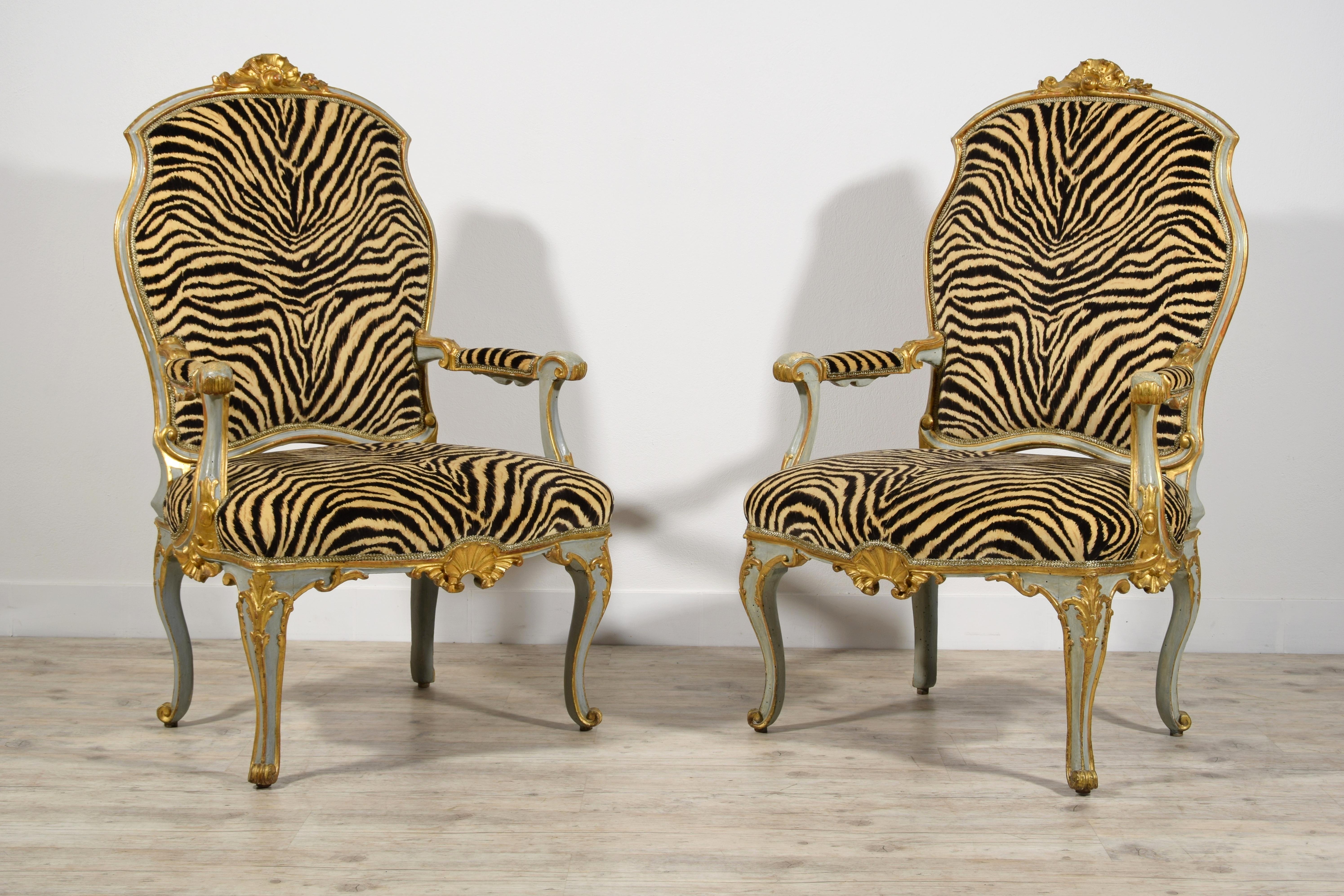18th Century, Four Italian Large Lacquered Giltwood Armchairs For Sale 4