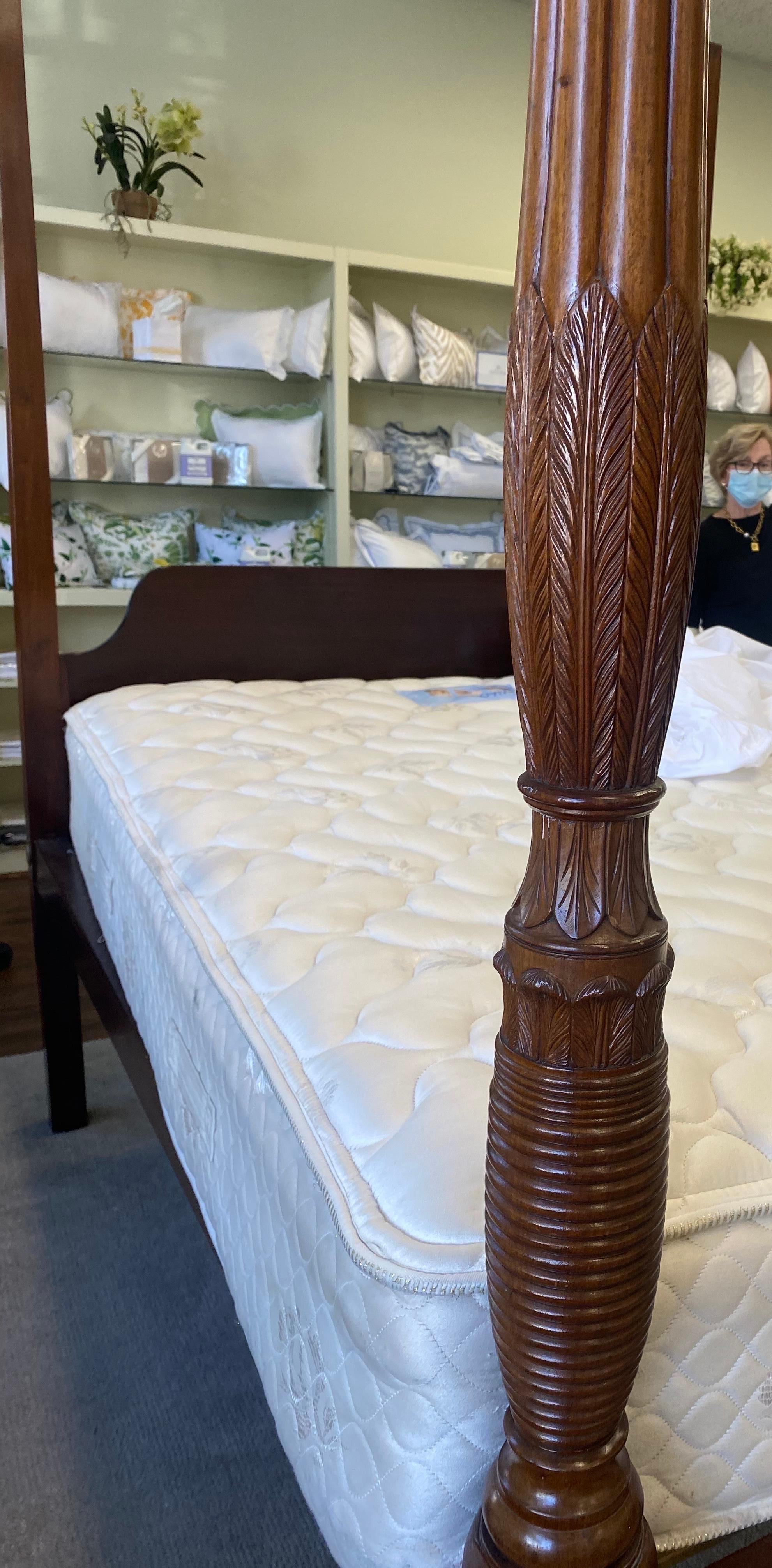 Großartiges Mahagoni-Bett aus dem 18. Jahrhundert mit vier Säulen, wahrscheinlich aus Charleston. Hochwertige, handgeschnitzte Federn und Ringdrehungen an den Pfosten.

Wurde umgewandelt, um eine Queen-Size-Matratze passen.