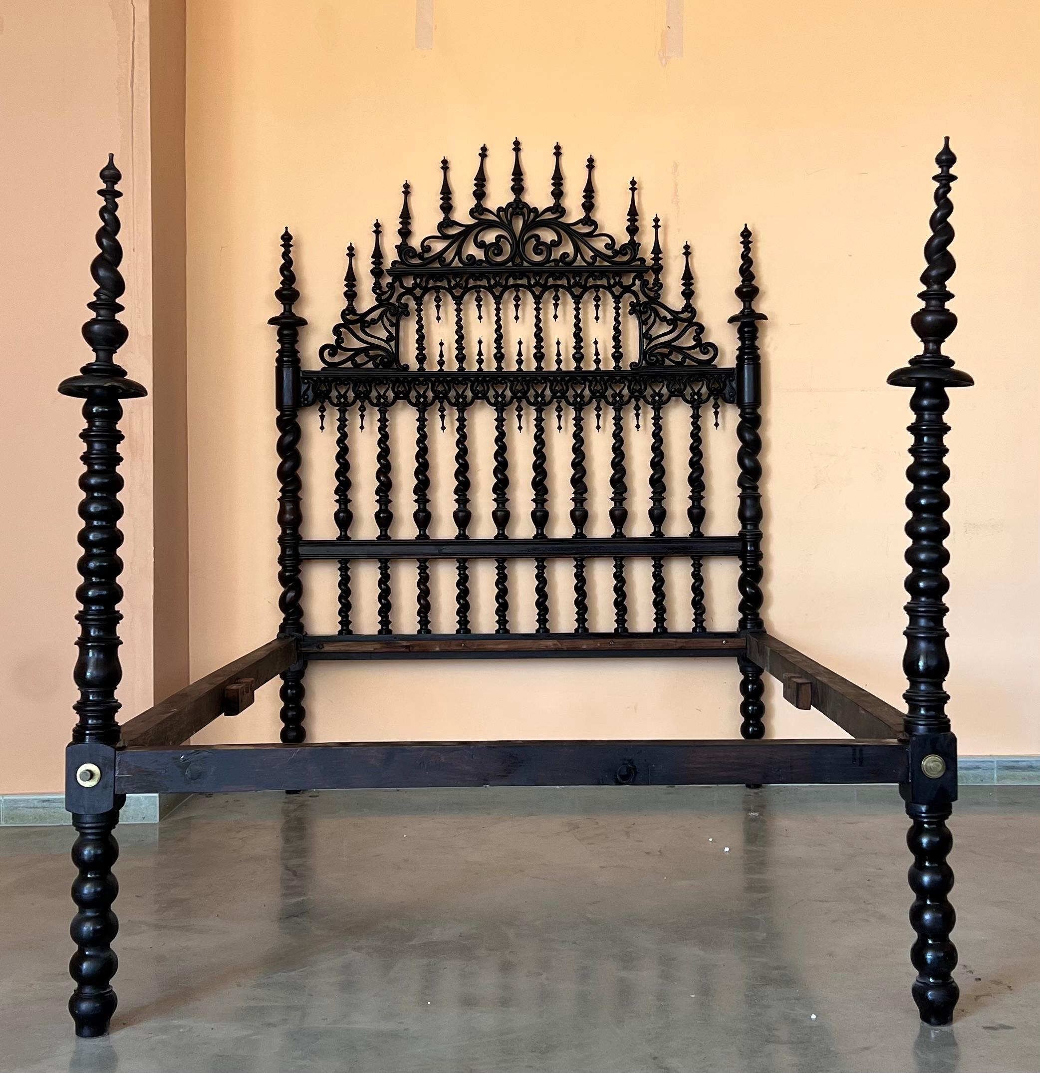 18th Century Four Poster Baroque Queen Bed, Original Lisbon Bed In Good Condition In Miami, FL