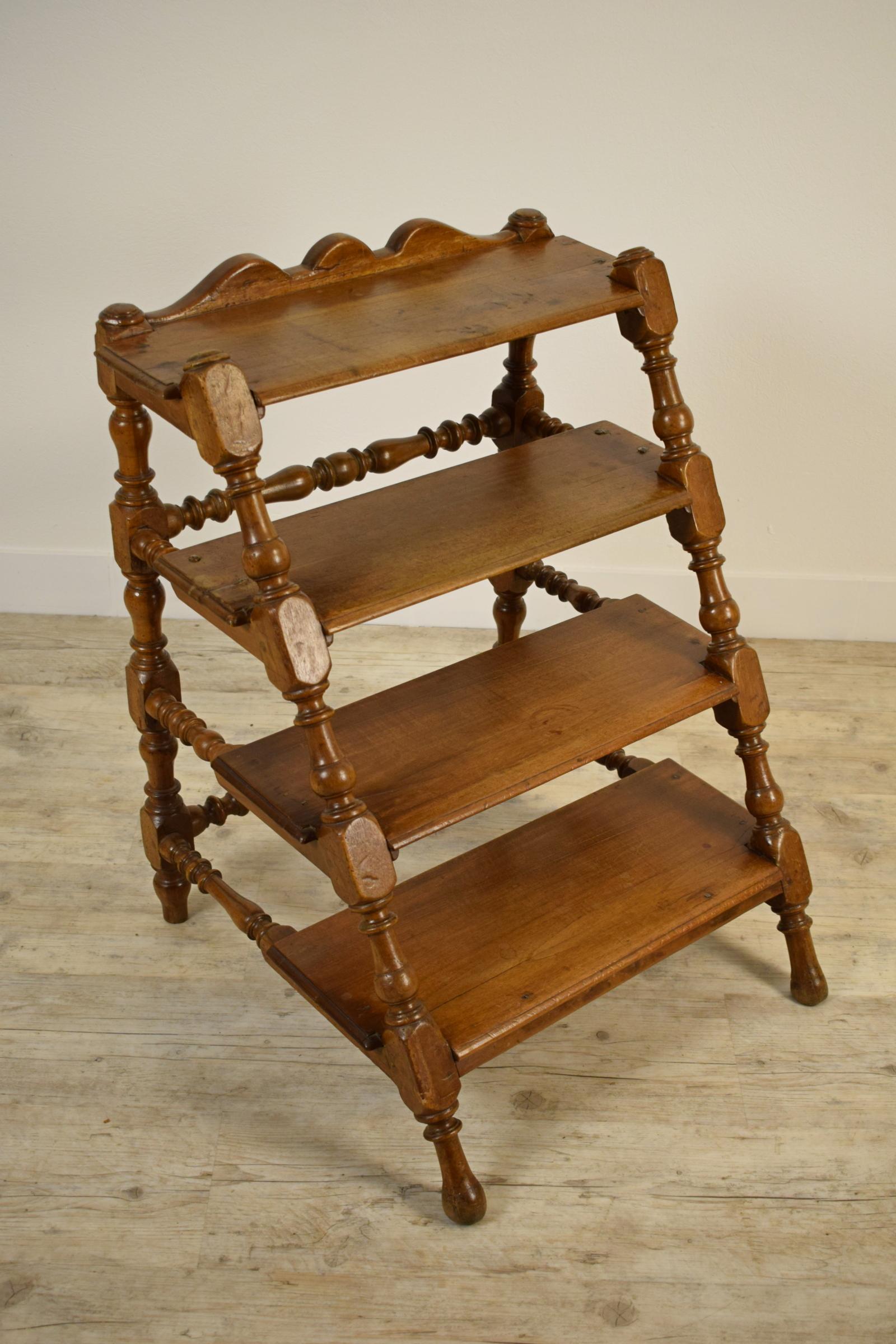 18. Jahrhundert, Italienischer Barock-Stuhl aus Nussbaumholz mit vier Treppen  im Angebot 5