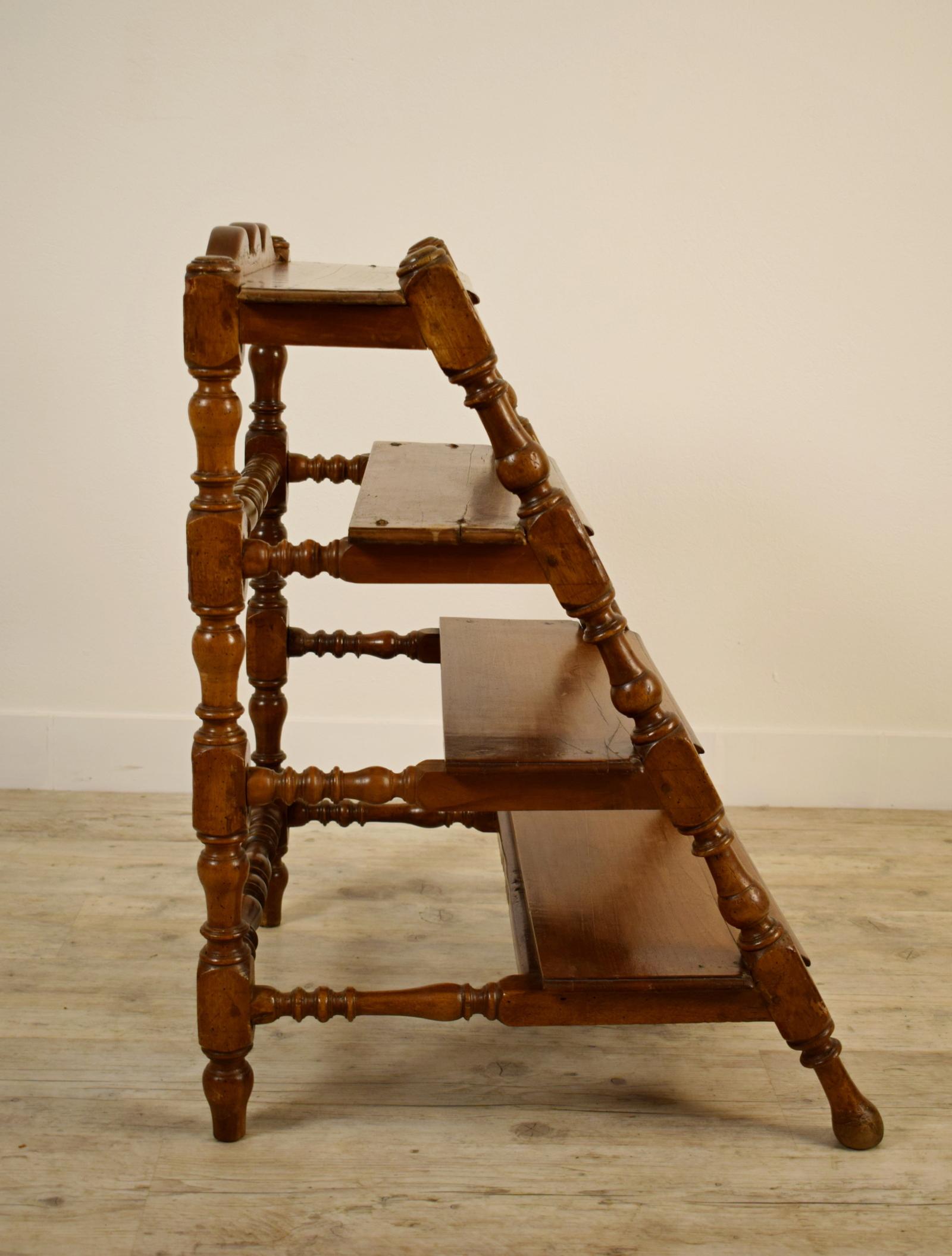 18. Jahrhundert, Italienischer Barock-Stuhl aus Nussbaumholz mit vier Treppen  (Handgeschnitzt) im Angebot
