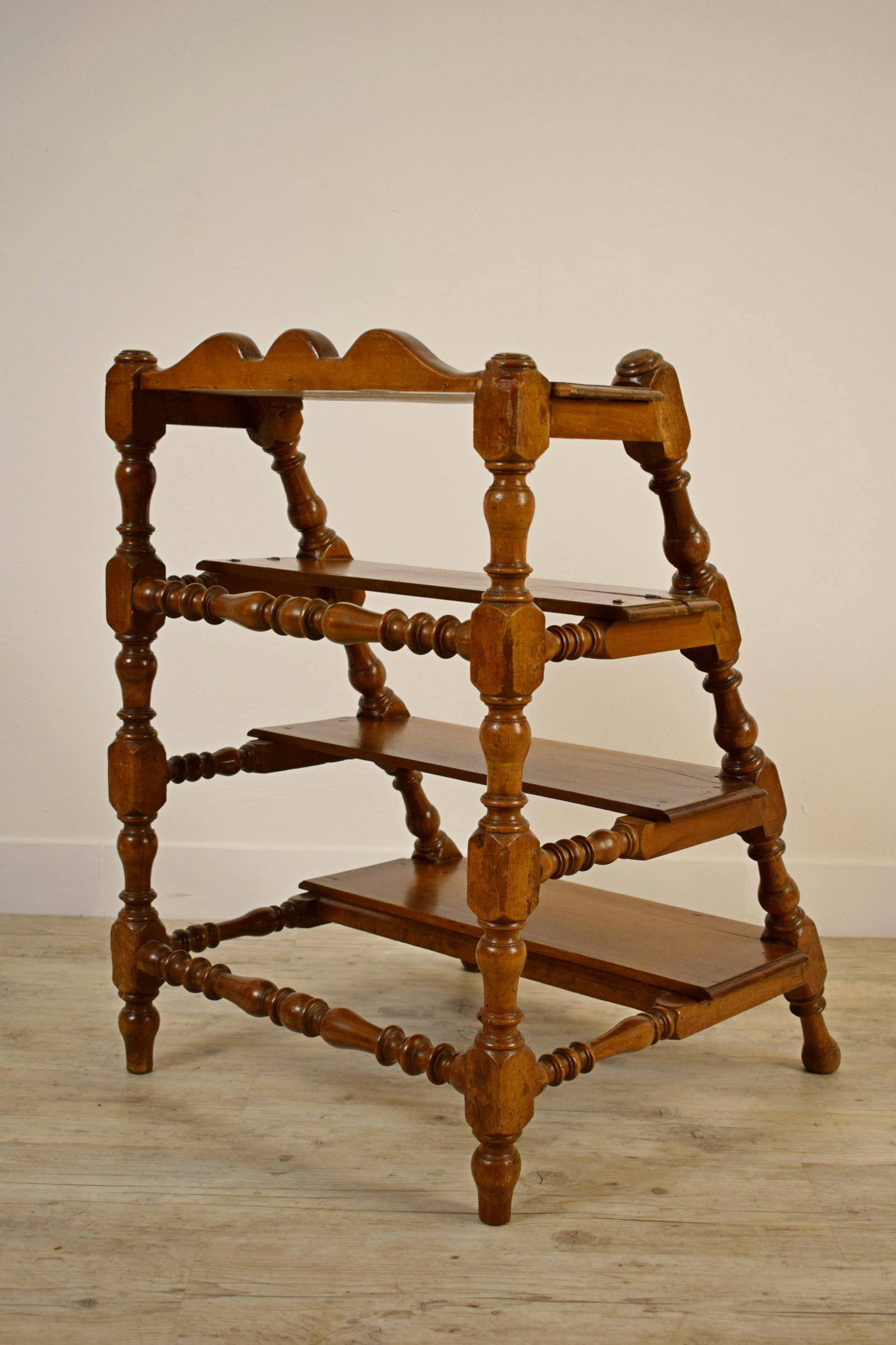18. Jahrhundert, Italienischer Barock-Stuhl aus Nussbaumholz mit vier Treppen  (18. Jahrhundert und früher) im Angebot