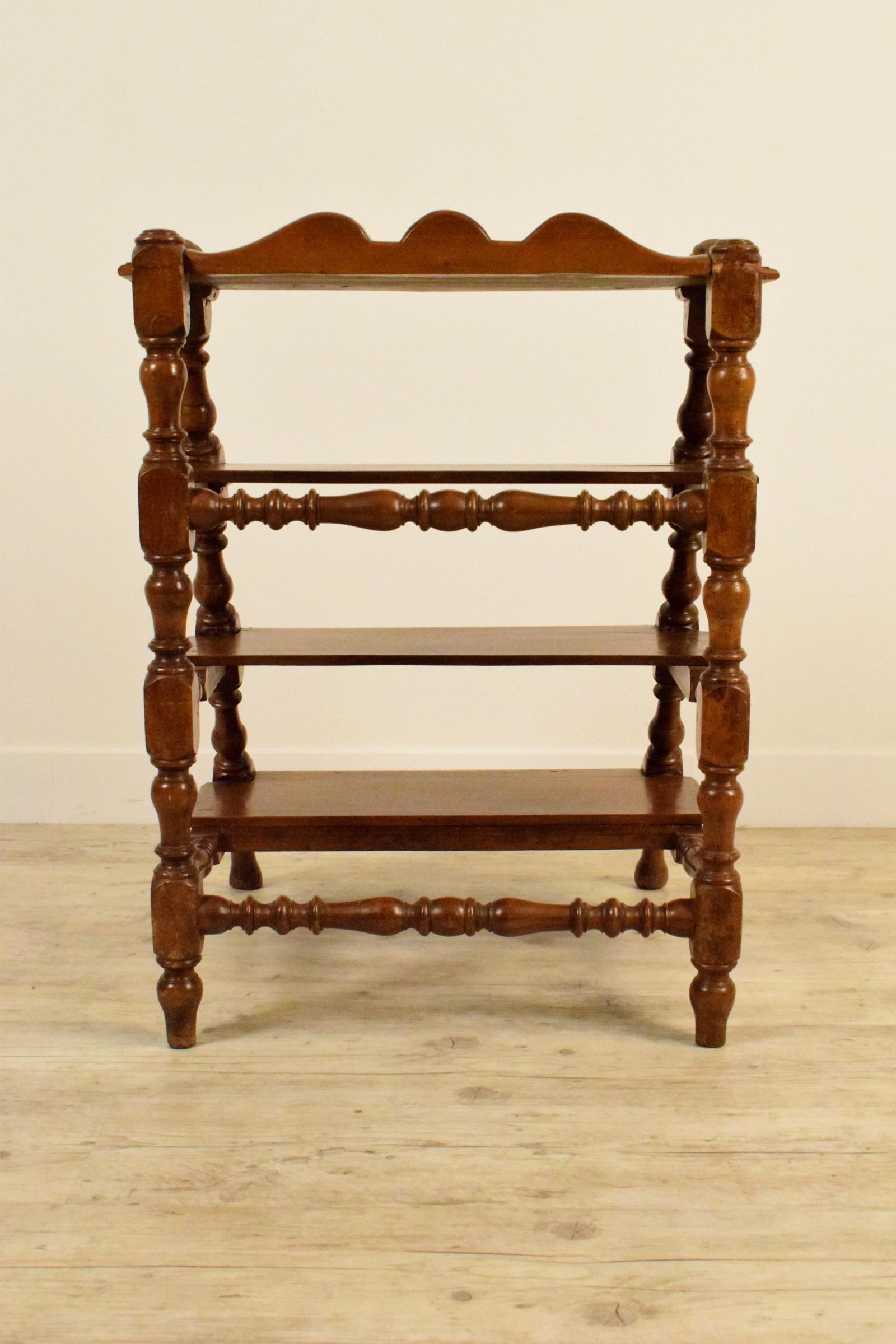 18. Jahrhundert, Italienischer Barock-Stuhl aus Nussbaumholz mit vier Treppen  im Angebot 1