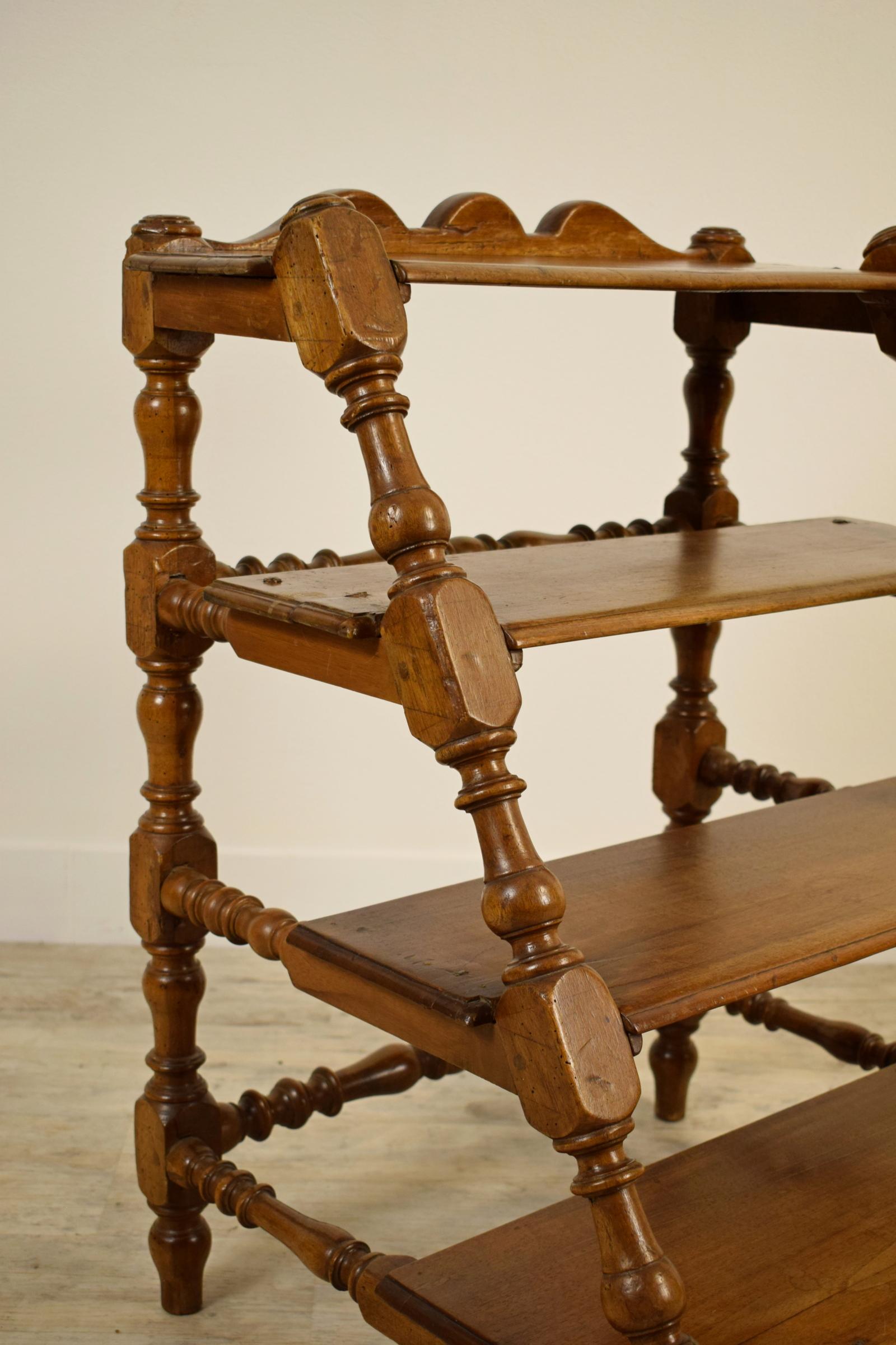 18. Jahrhundert, Italienischer Barock-Stuhl aus Nussbaumholz mit vier Treppen  im Angebot 2