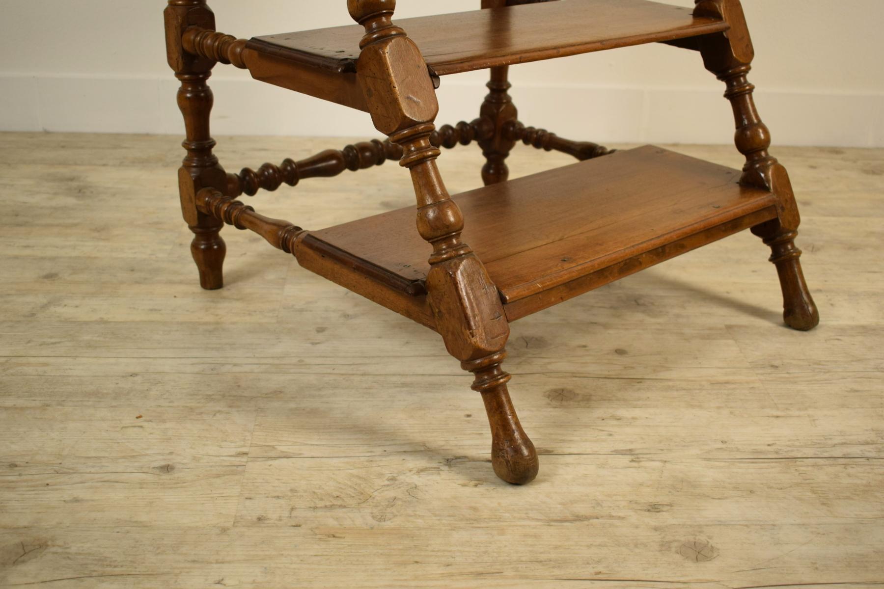 18. Jahrhundert, Italienischer Barock-Stuhl aus Nussbaumholz mit vier Treppen  im Angebot 3