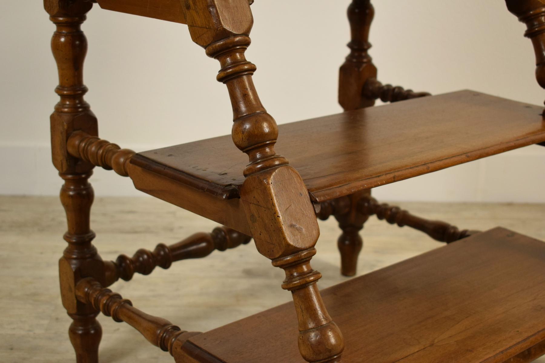 18. Jahrhundert, Italienischer Barock-Stuhl aus Nussbaumholz mit vier Treppen  im Angebot 4
