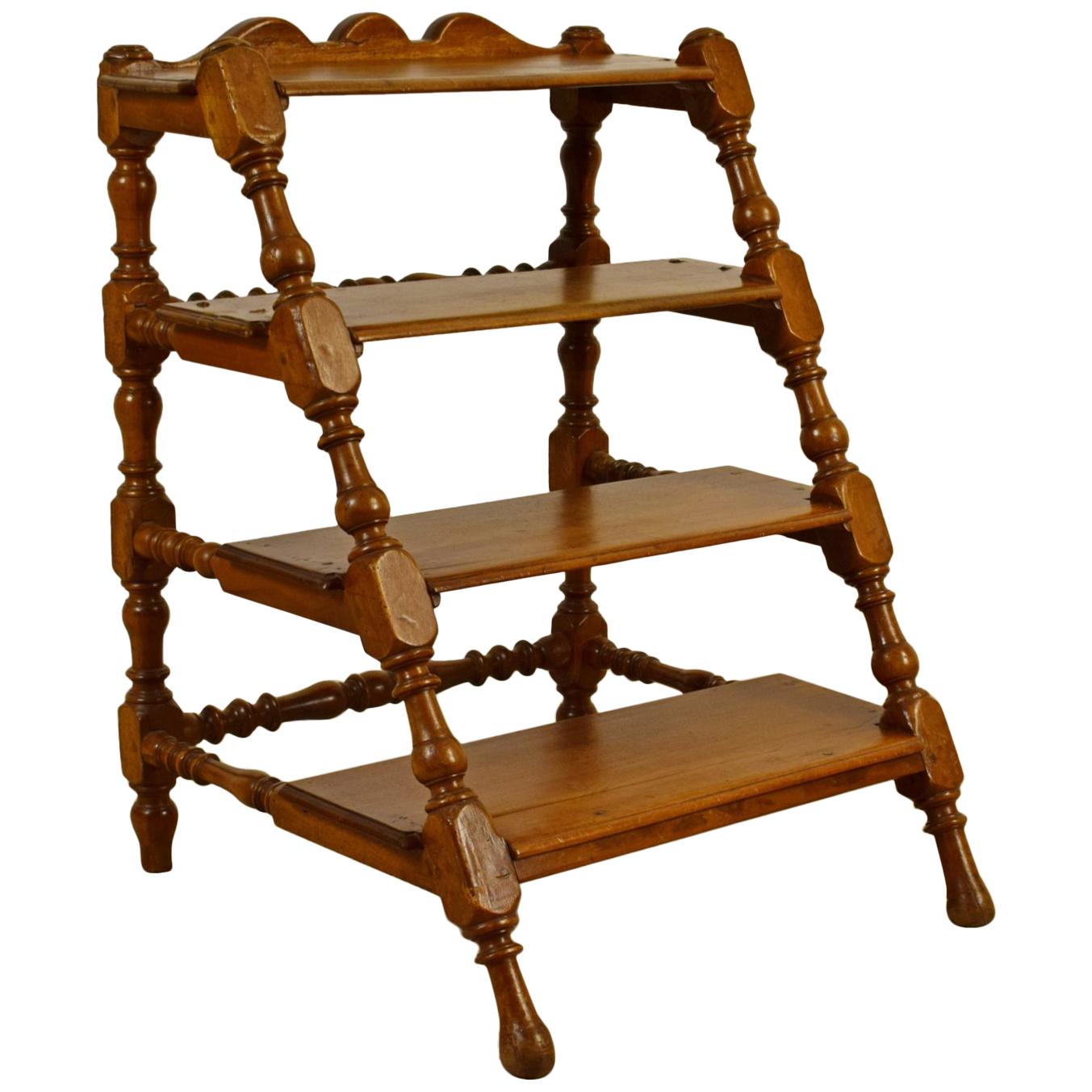 18. Jahrhundert, Italienischer Barock-Stuhl aus Nussbaumholz mit vier Treppen  im Angebot