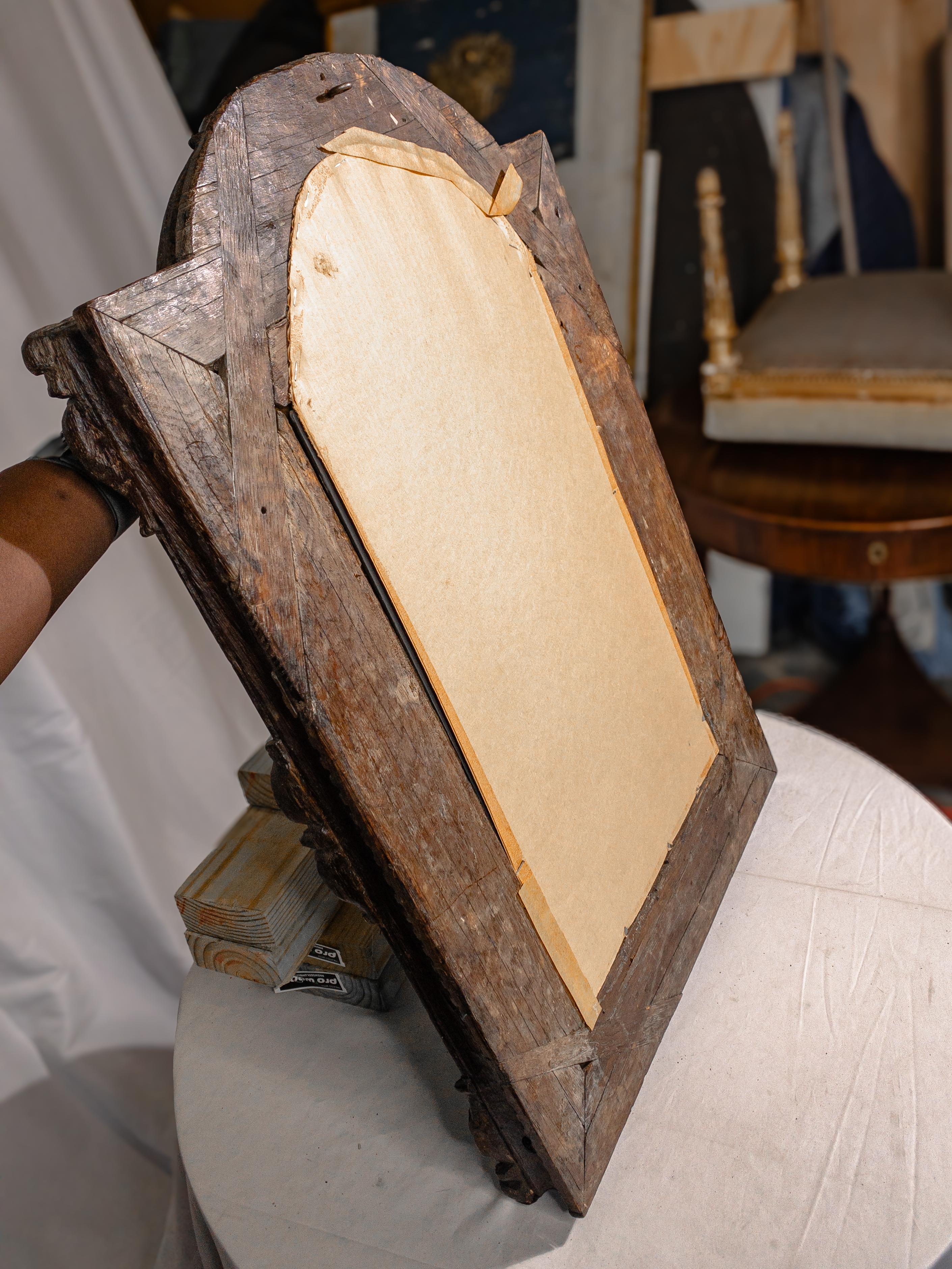 Spiegel mit Füßen aus dem 18. Jahrhundert in geschnitztem Holzrahmen im Angebot 3