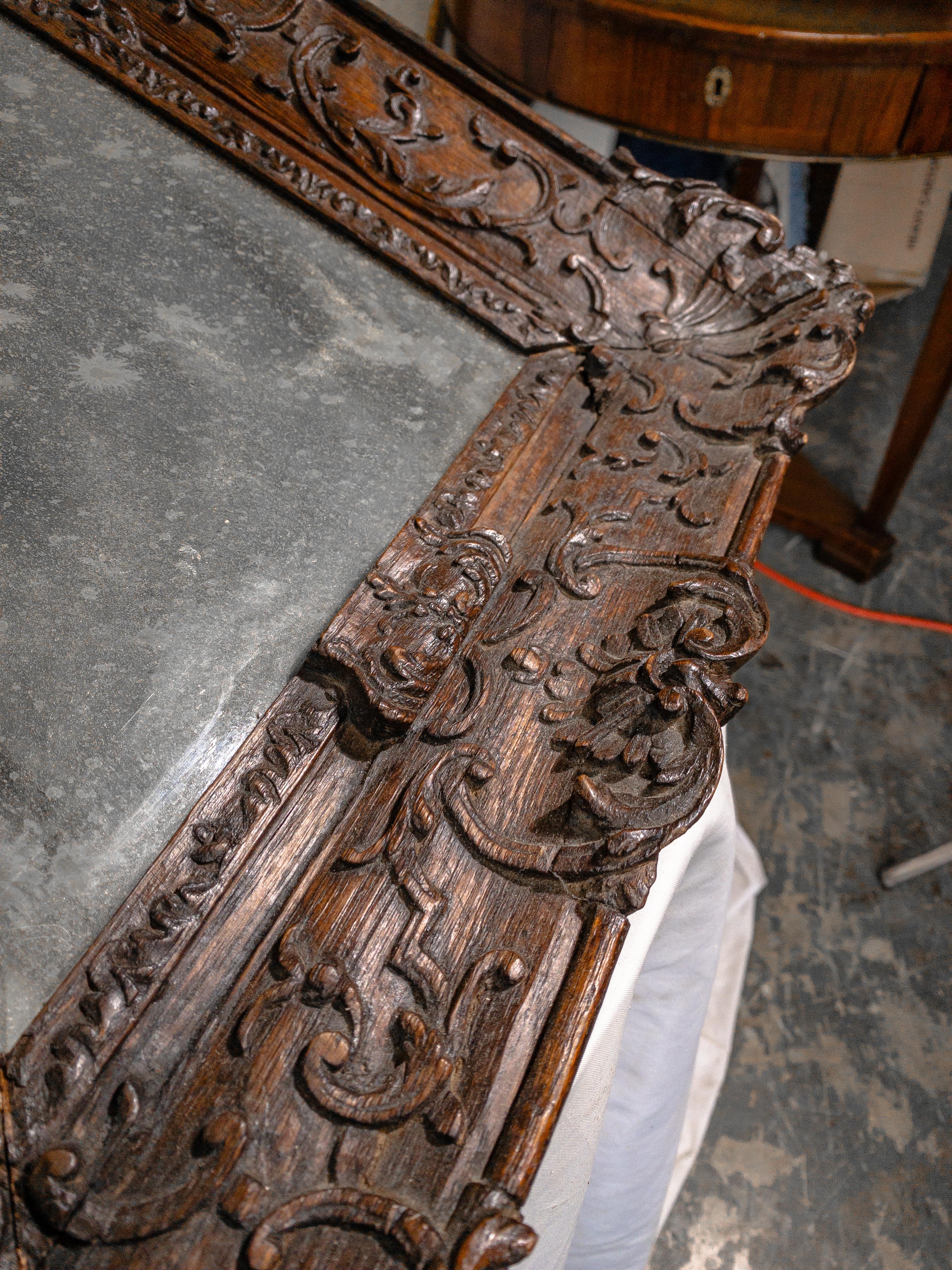 Spiegel mit Füßen aus dem 18. Jahrhundert in geschnitztem Holzrahmen im Zustand „Gut“ im Angebot in Houston, TX