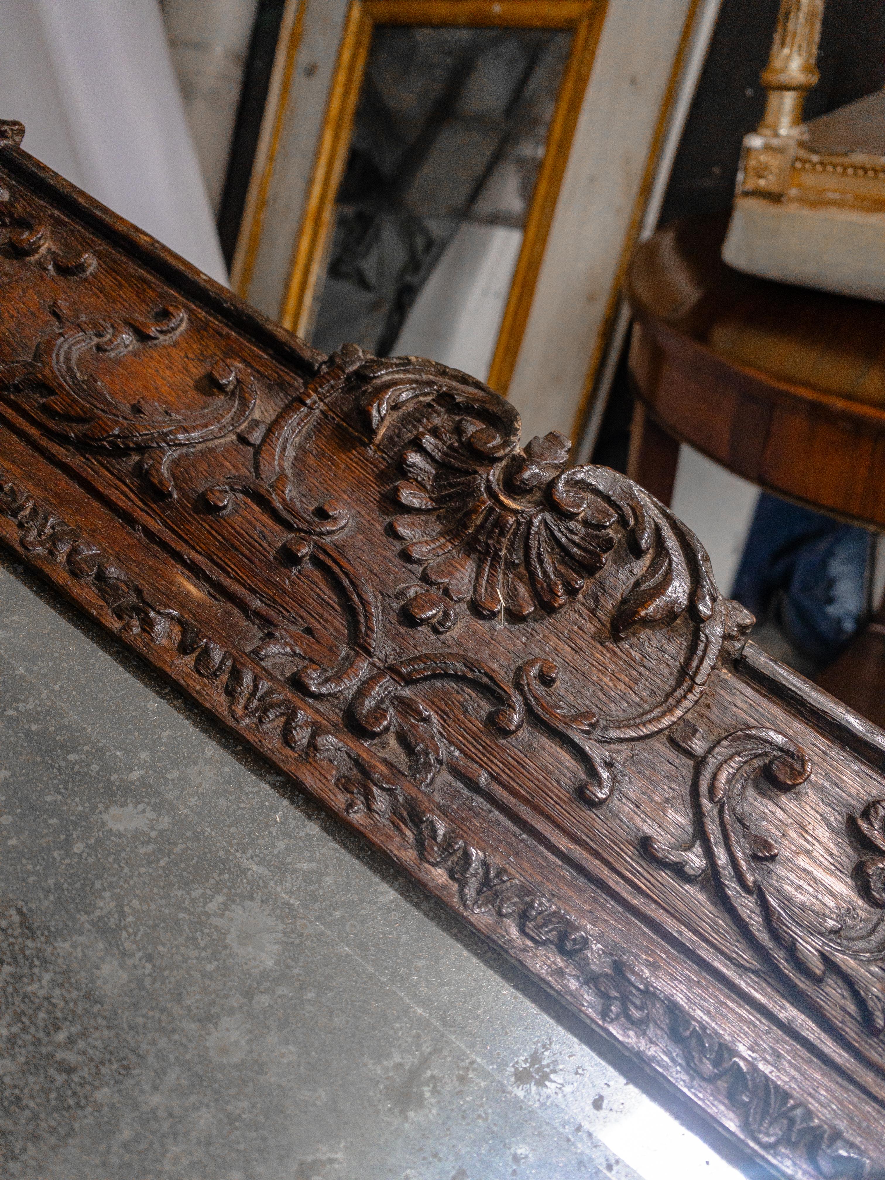 Spiegel mit Füßen aus dem 18. Jahrhundert in geschnitztem Holzrahmen (18. Jahrhundert und früher) im Angebot