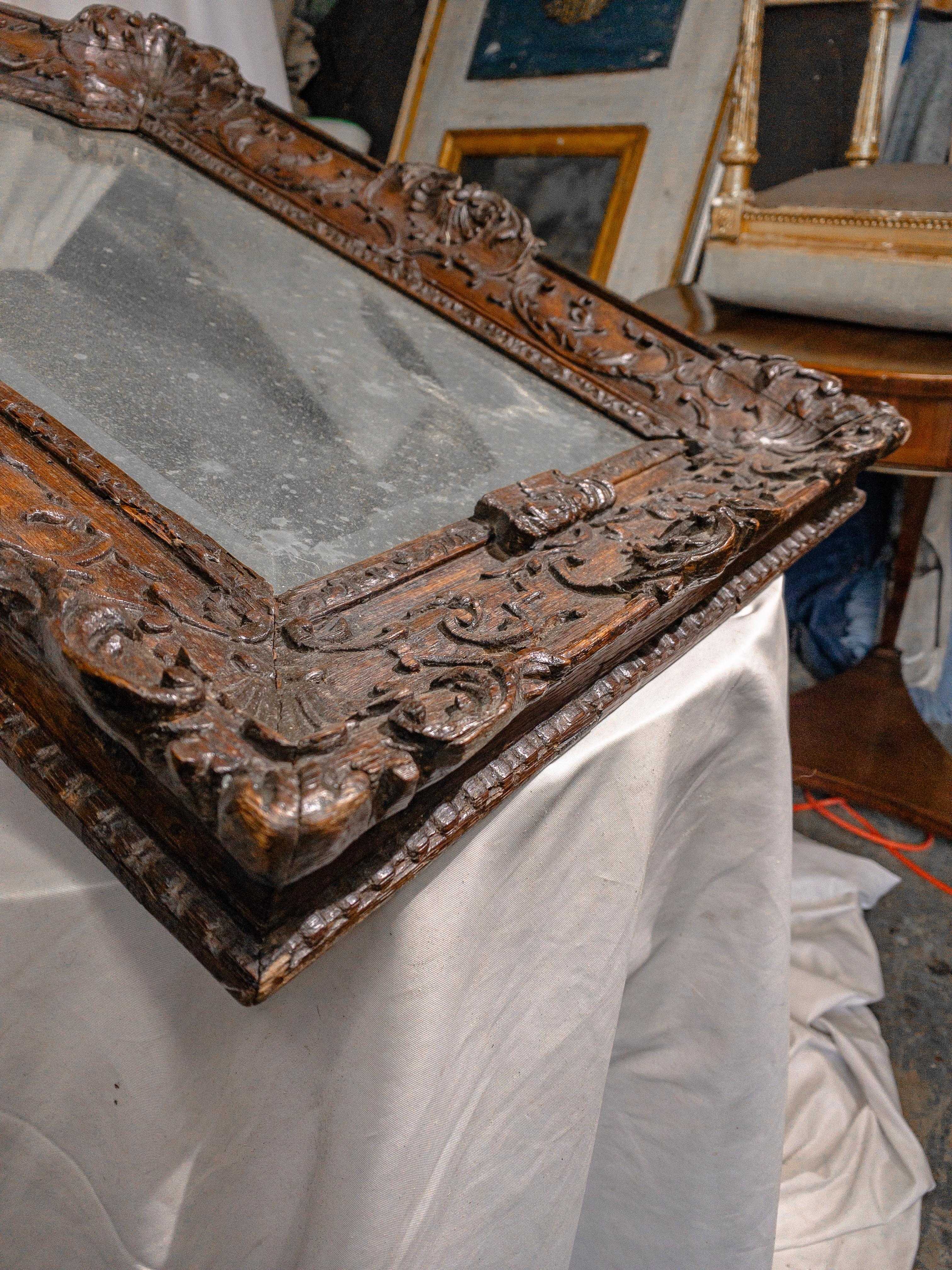 Spiegel mit Füßen aus dem 18. Jahrhundert in geschnitztem Holzrahmen im Angebot 1