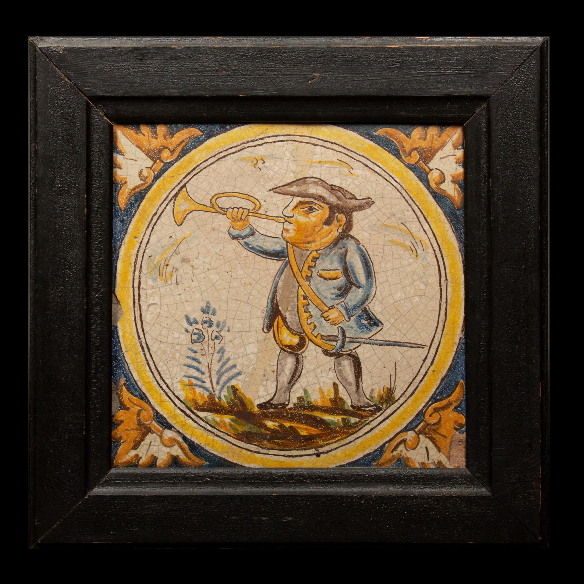 Este cautivador conjunto incluye tres azulejos holandeses de Delft del siglo XVIII pintados a mano, cada uno de ellos exquisitamente enmarcado. Los azulejos representan una escena narrativa centrada en un cazador y sus fieles perros en un paisaje