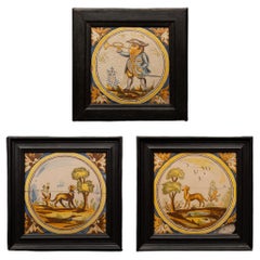 Azulejos holandeses de Delft del siglo XVIII enmarcados que representan a un cazador y sus perros