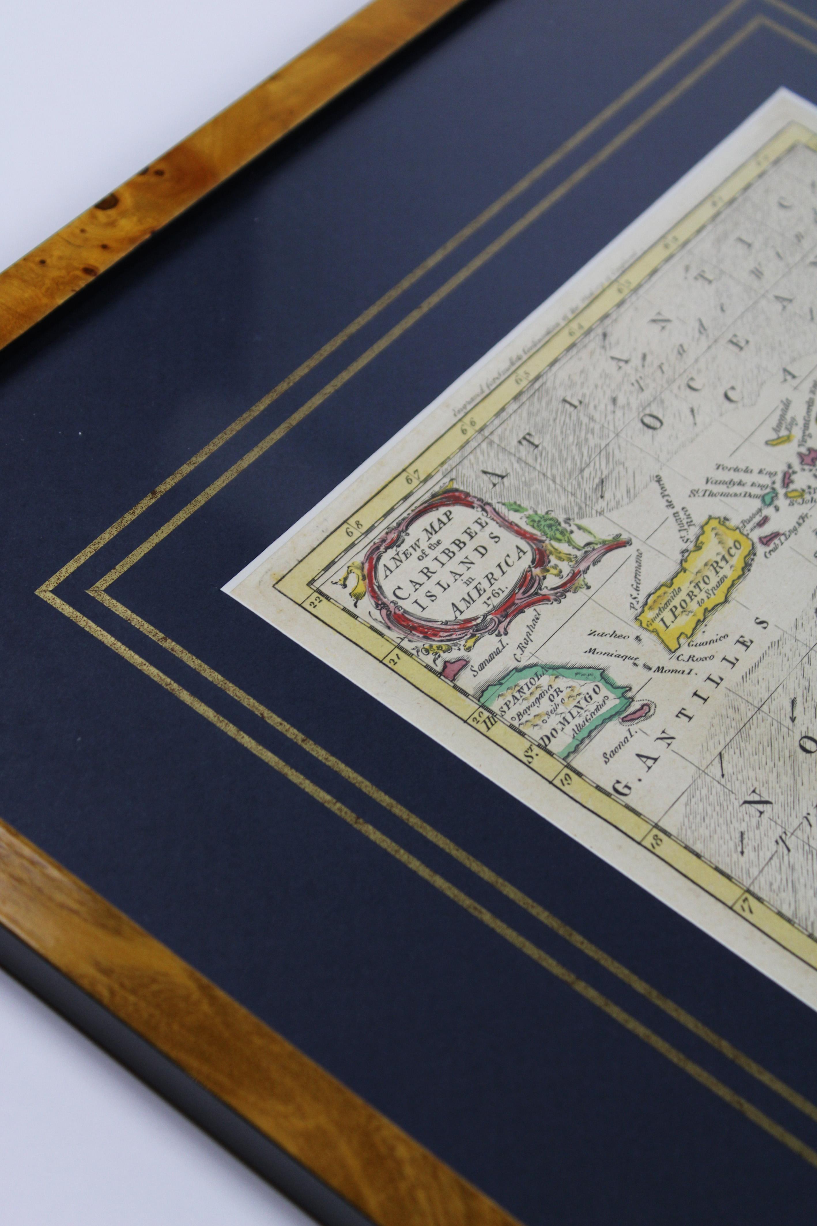 Die gerahmte Karte der Karibischen Inseln aus dem 18. Jahrhundert, die 1761 im Vereinigten Königreich handkoloriert und gestochen wurde, ist ein bemerkenswertes Stück historischer Kartografie. Diese Karte fängt die Entdeckungs- und Kolonialdynamik