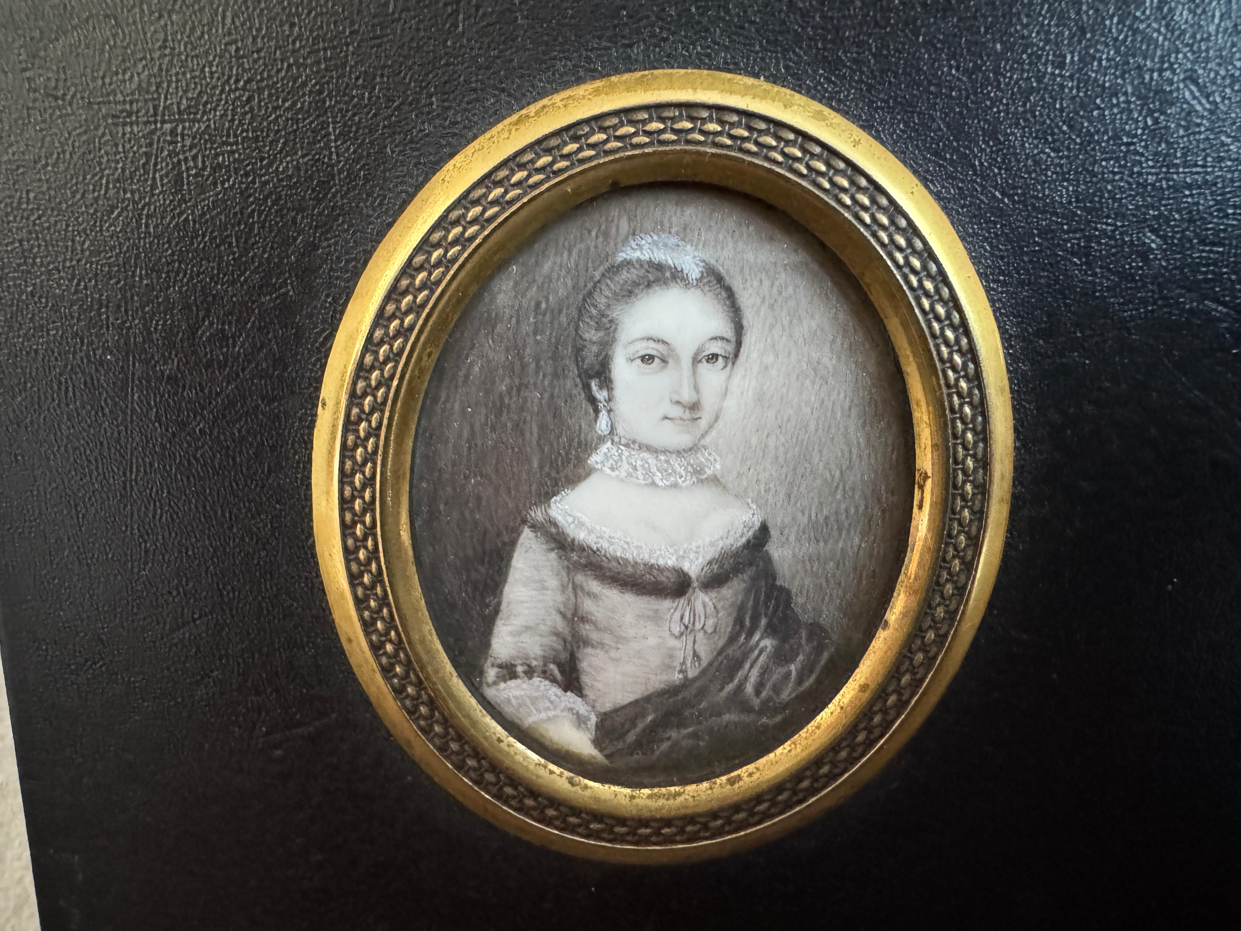 Gerahmter Satz von drei Plumbago-Porträtminiaturen aus dem 18. (Rokoko) im Angebot