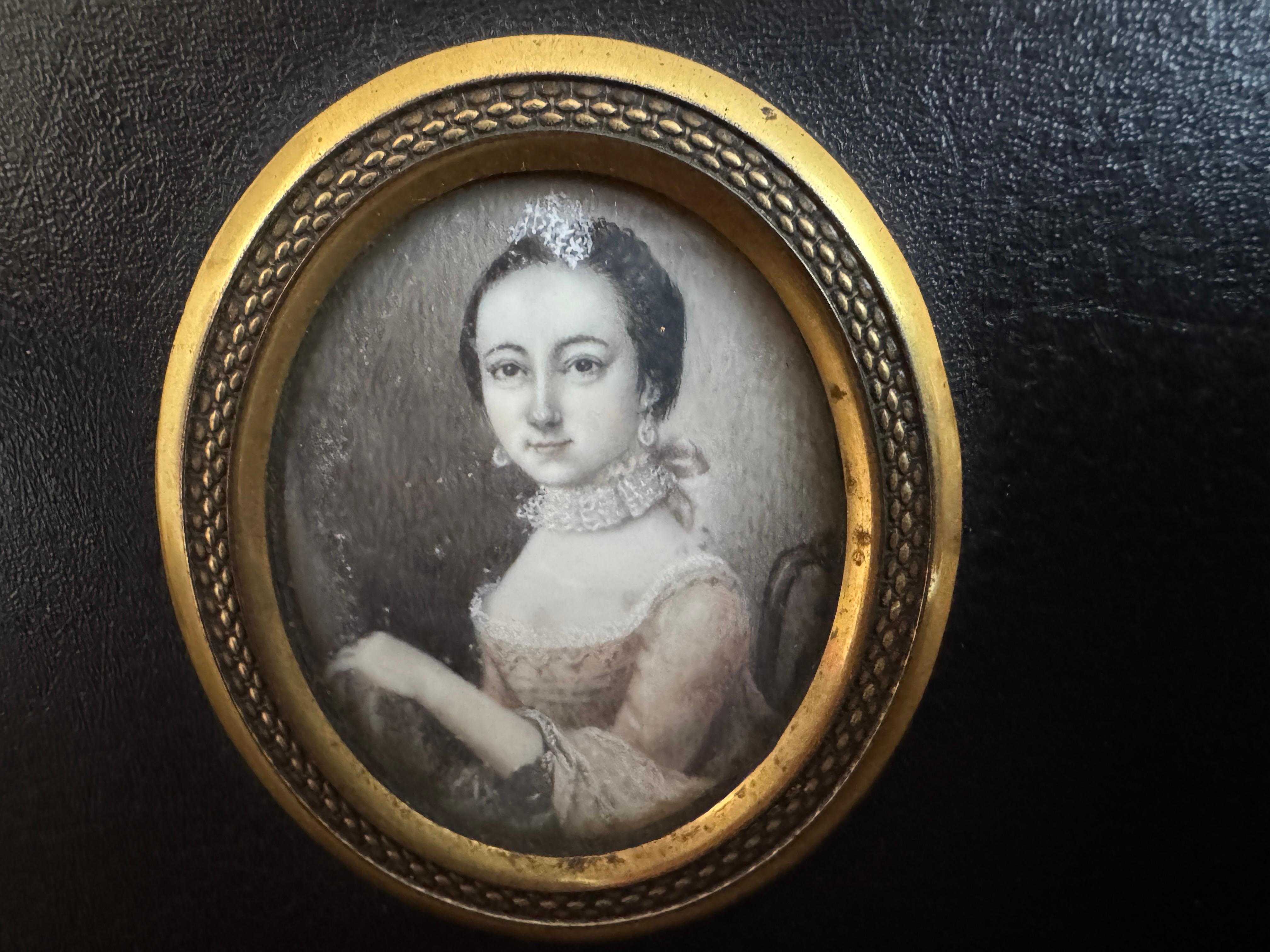 Gerahmter Satz von drei Plumbago-Porträtminiaturen aus dem 18. (Englisch) im Angebot