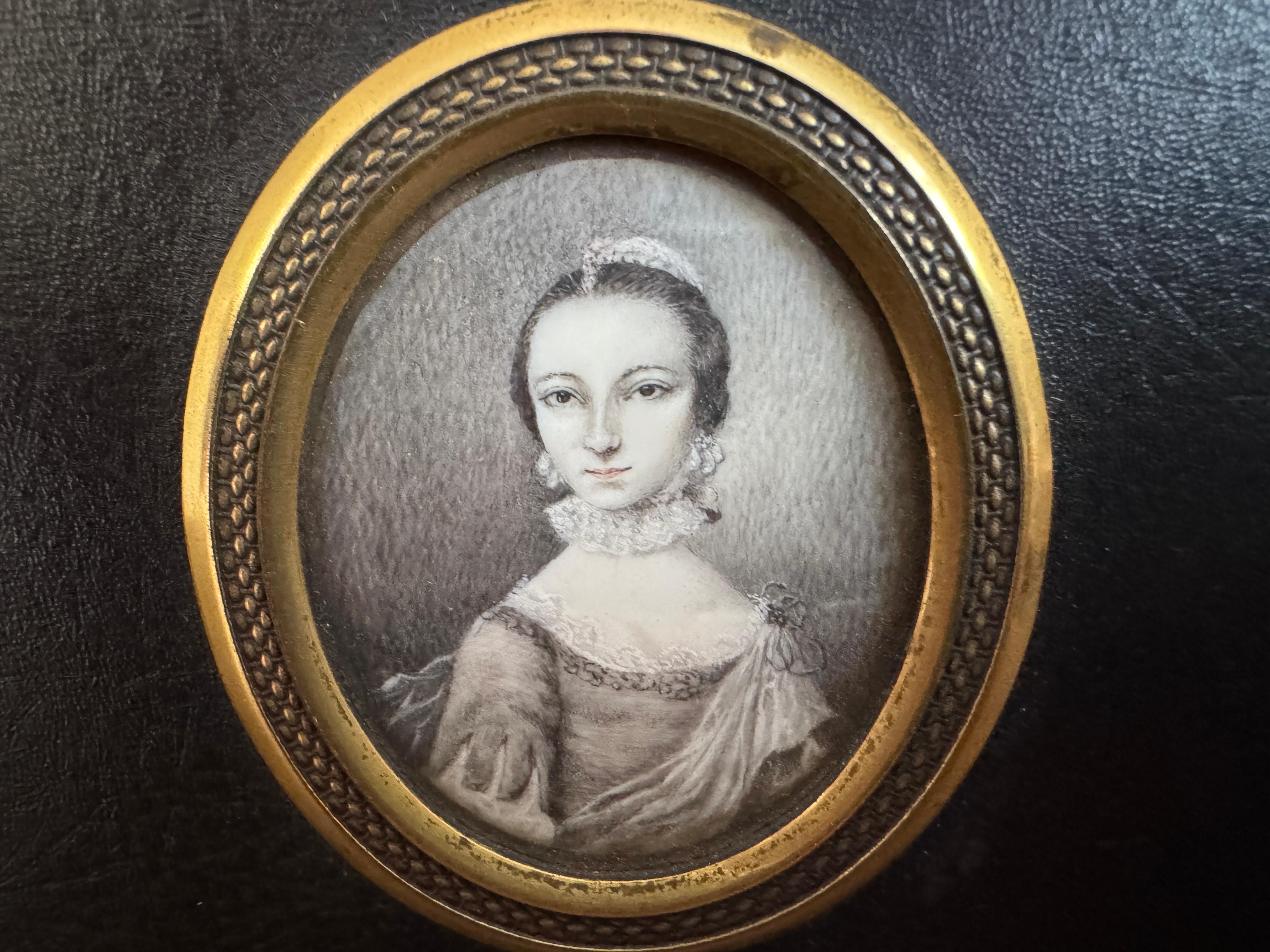 Gerahmter Satz von drei Plumbago-Porträtminiaturen aus dem 18. (Handbemalt) im Angebot