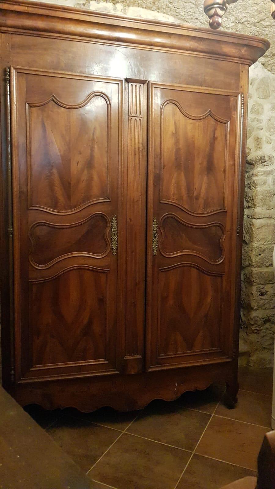 French Provencal closet, walnut wood, 1.60 cm wide at the body, 1.80 at the hat.
Top quality wood, remains well proportioned even though it has huge measures.
Present only one shelf, if the buyer wants will be made the missing shelves at no