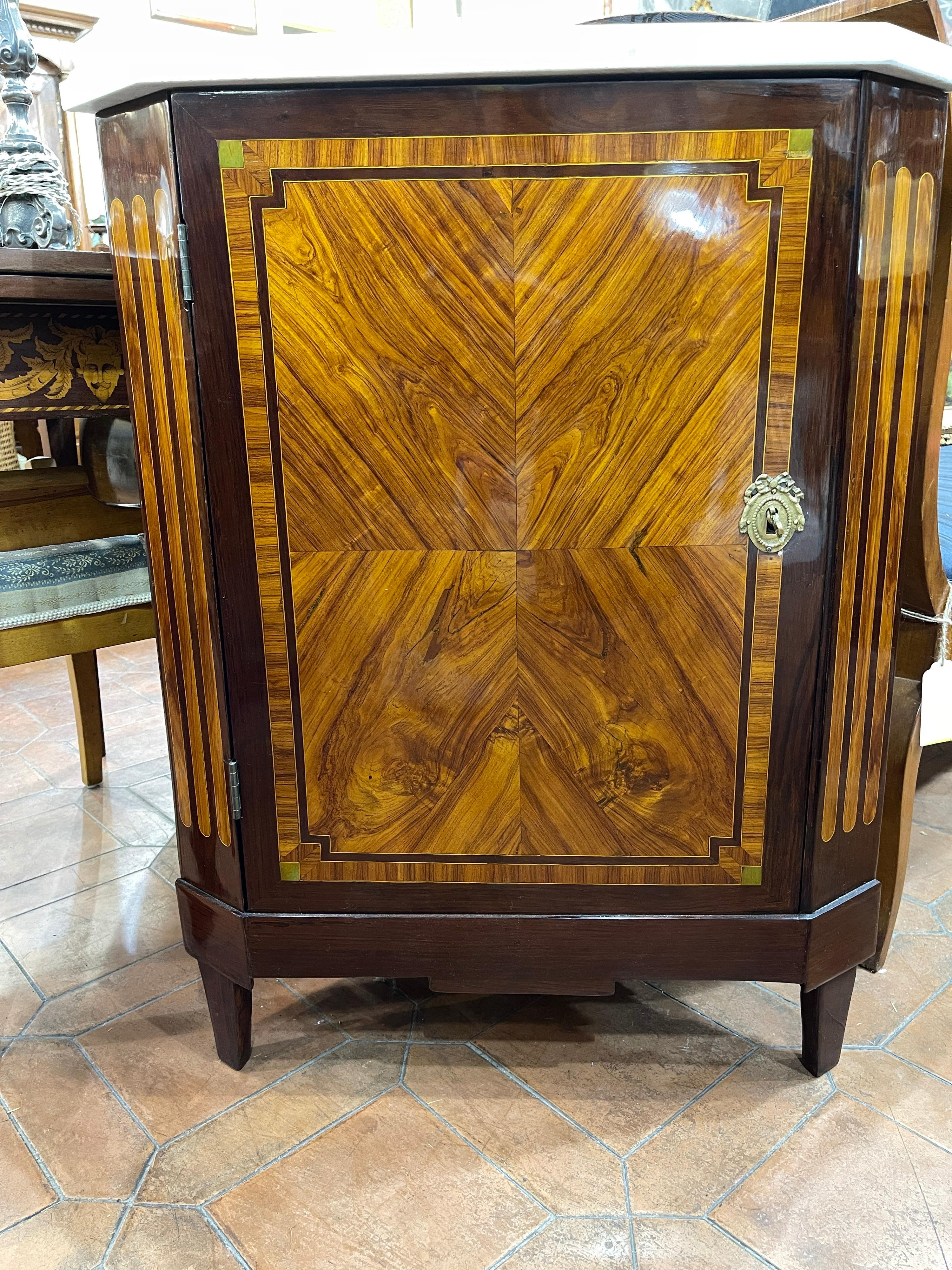 French corner cabinet, Louis XVI era, circa 1790, in Kingwood and Rosewood, inlaid with fruit woods. White Carrara marble on the top, not contemporary, certainly replaced in the late 19th century early twentieth century. Furniture of beautiful size