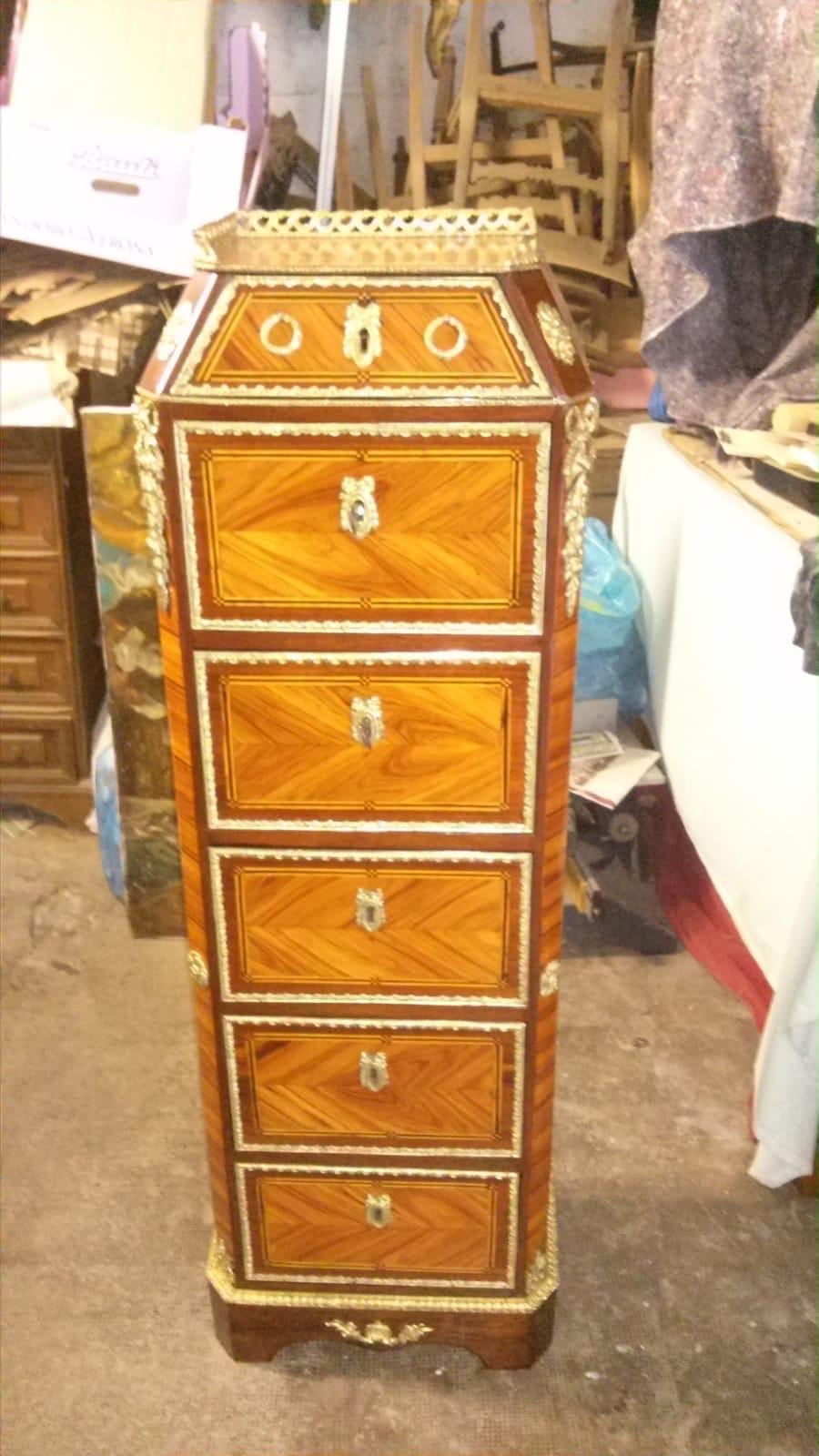 Chest of drawers French(NOW RESTORED), very rare, of small size, easy to be placed in any room, of excellent workmanship, both the construction and the bronzes. Work in precious wood on the entire surface. Period Louis XVI, you can see the flared