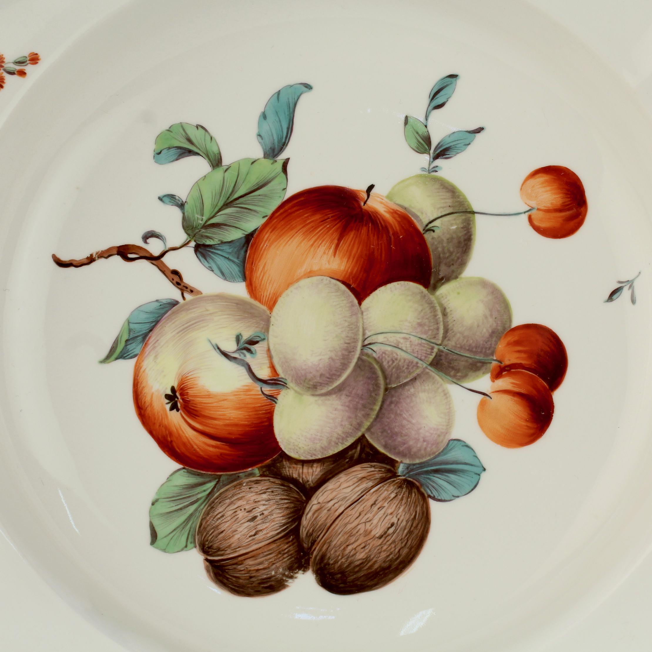 Frankenthal-Porzellanschale aus dem 18. Jahrhundert mit handbemaltem Obst- und Nussbaumdekor (Deutsch) im Angebot