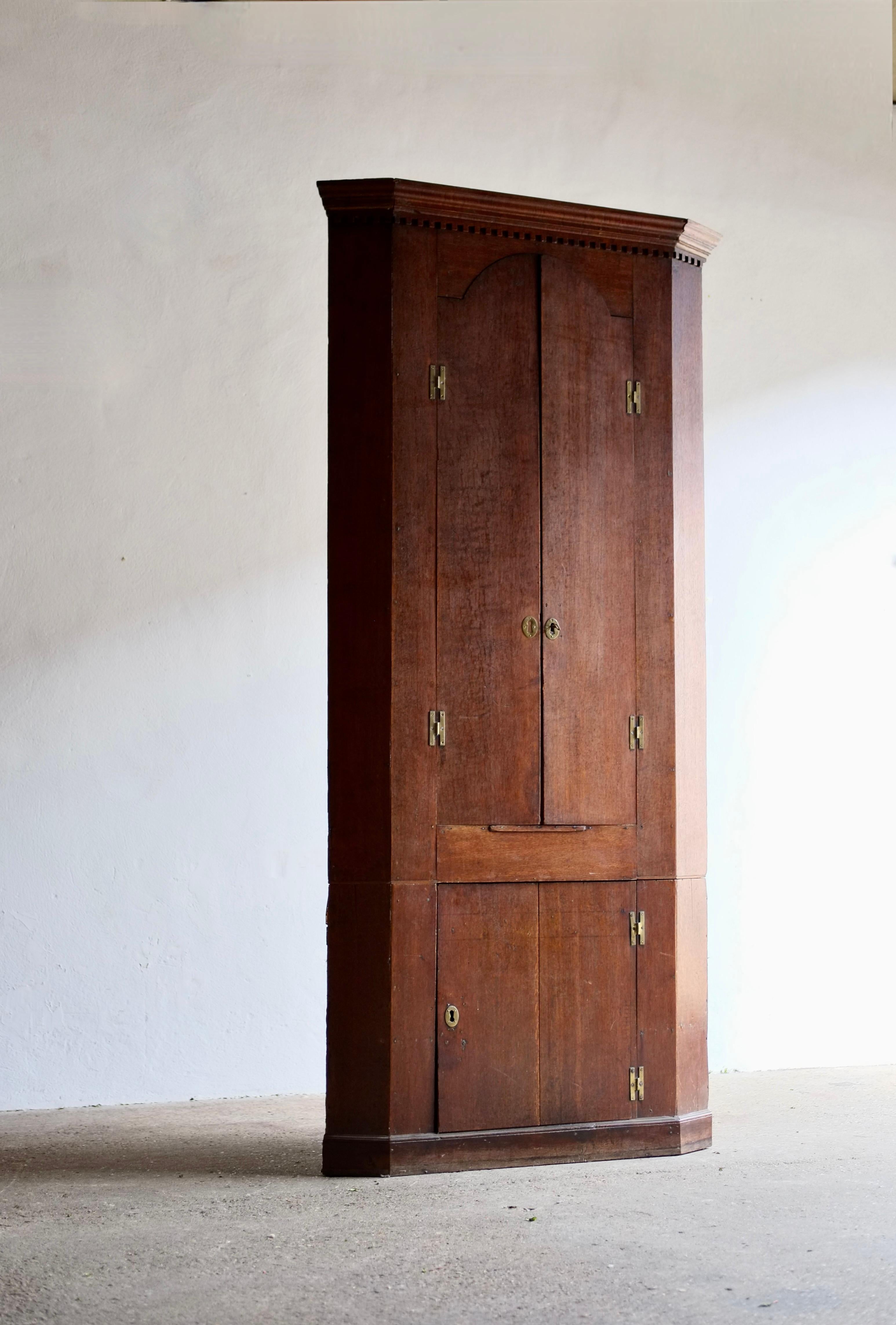 Freistehender Eichen-Eckschrank aus dem 18. im Angebot 4
