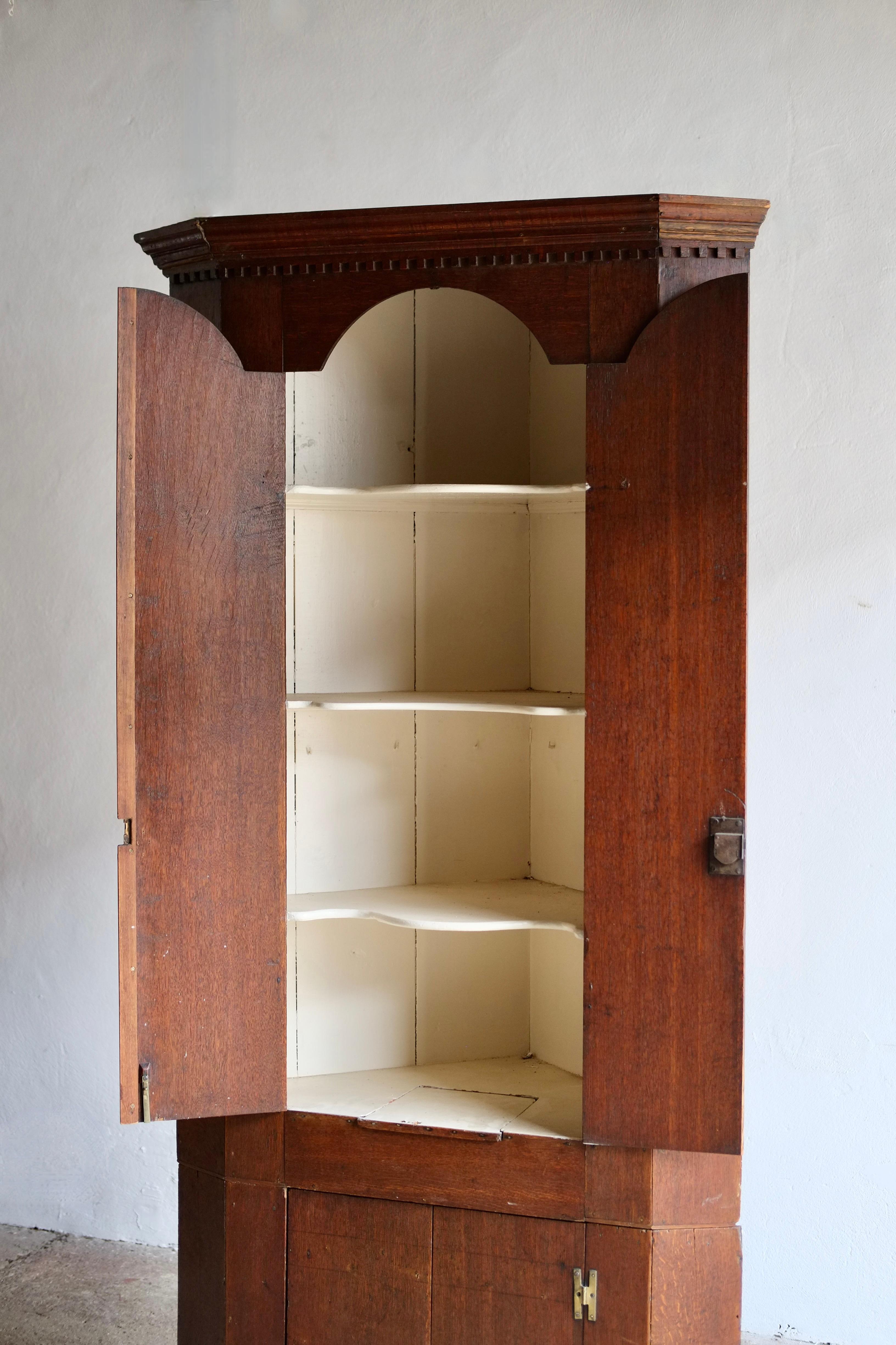 Freistehender Eichen-Eckschrank aus dem 18. (Englisch) im Angebot