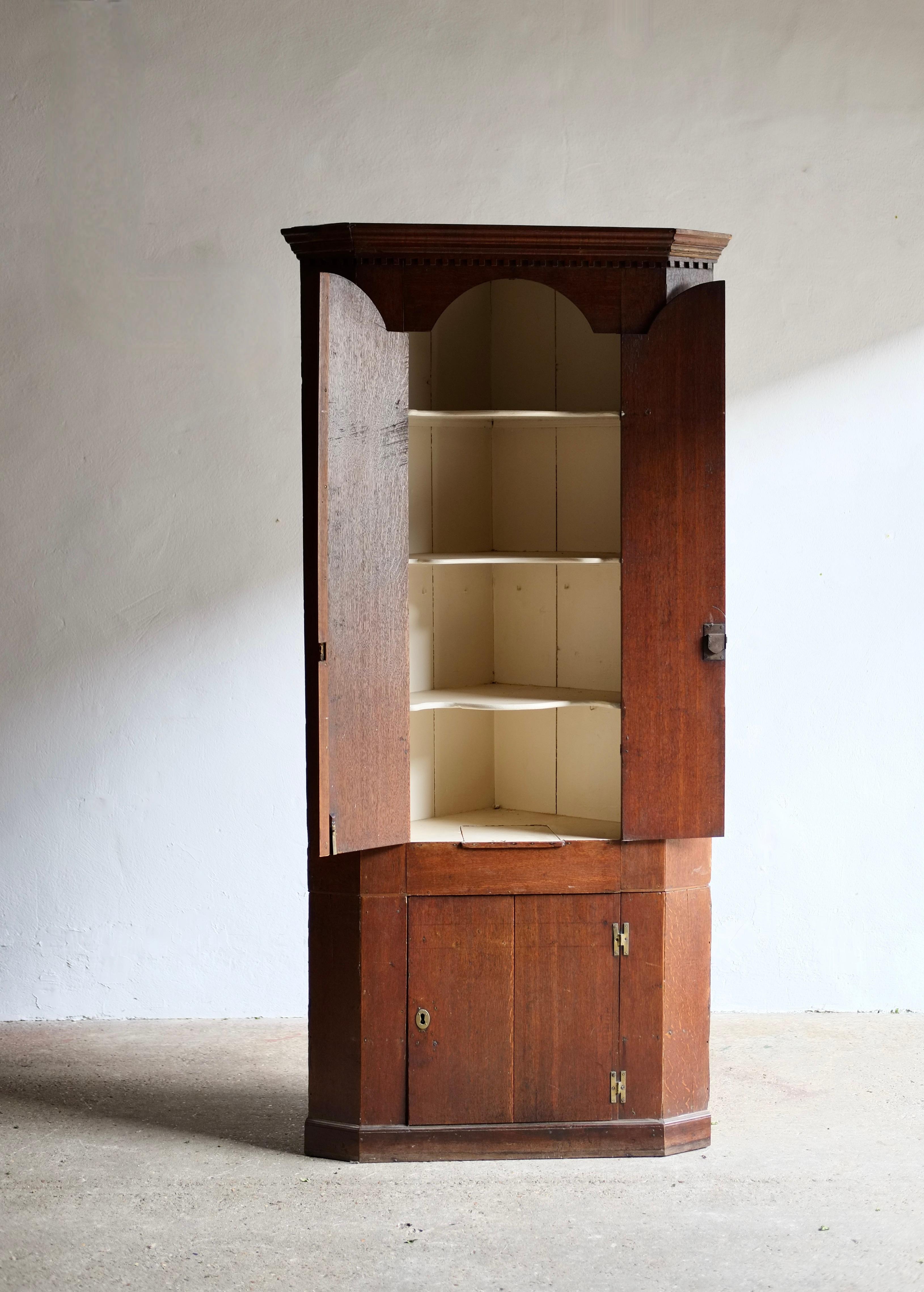 Freistehender Eichen-Eckschrank aus dem 18. (18. Jahrhundert und früher) im Angebot