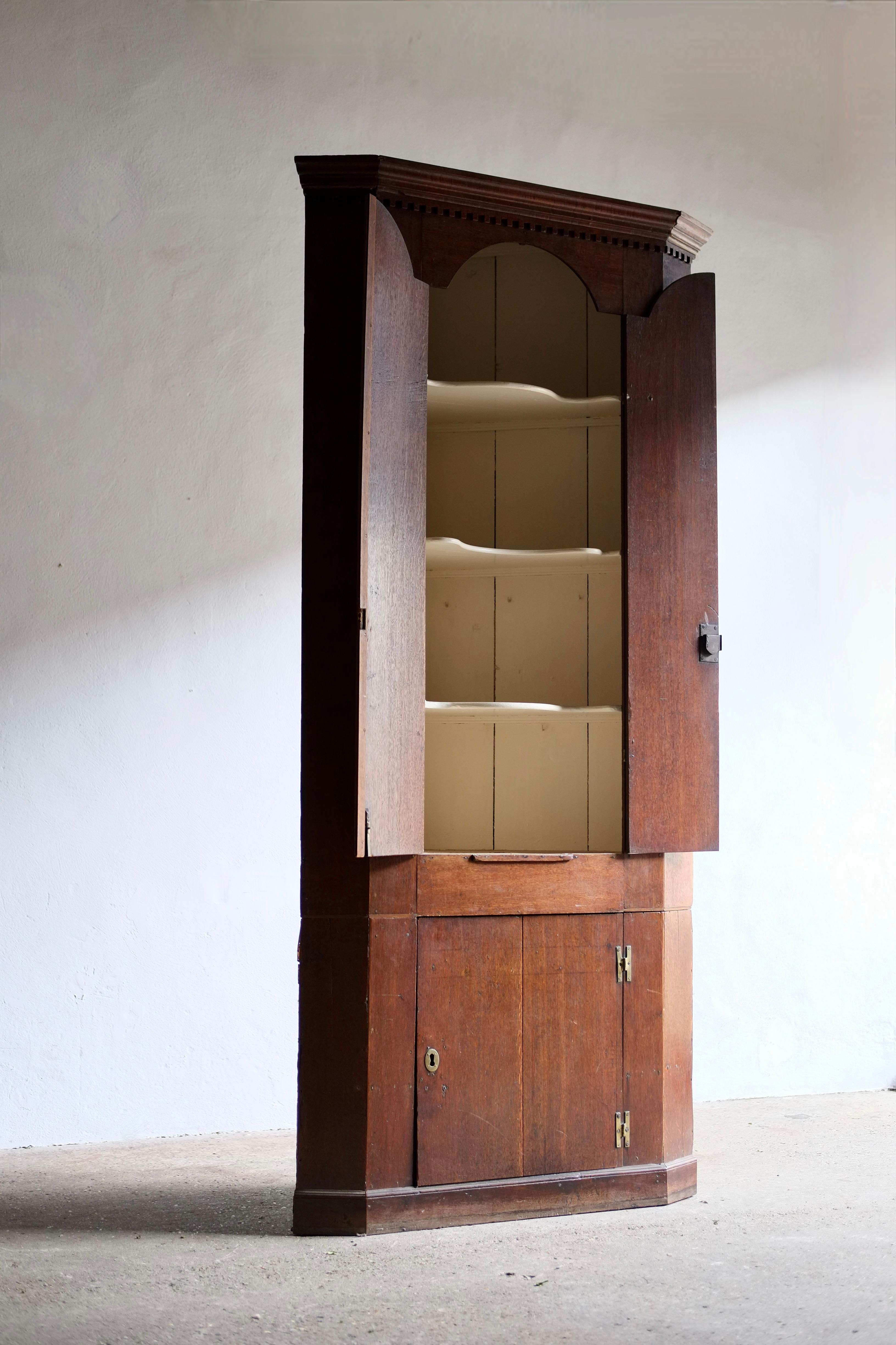 Freistehender Eichen-Eckschrank aus dem 18. (Holz) im Angebot