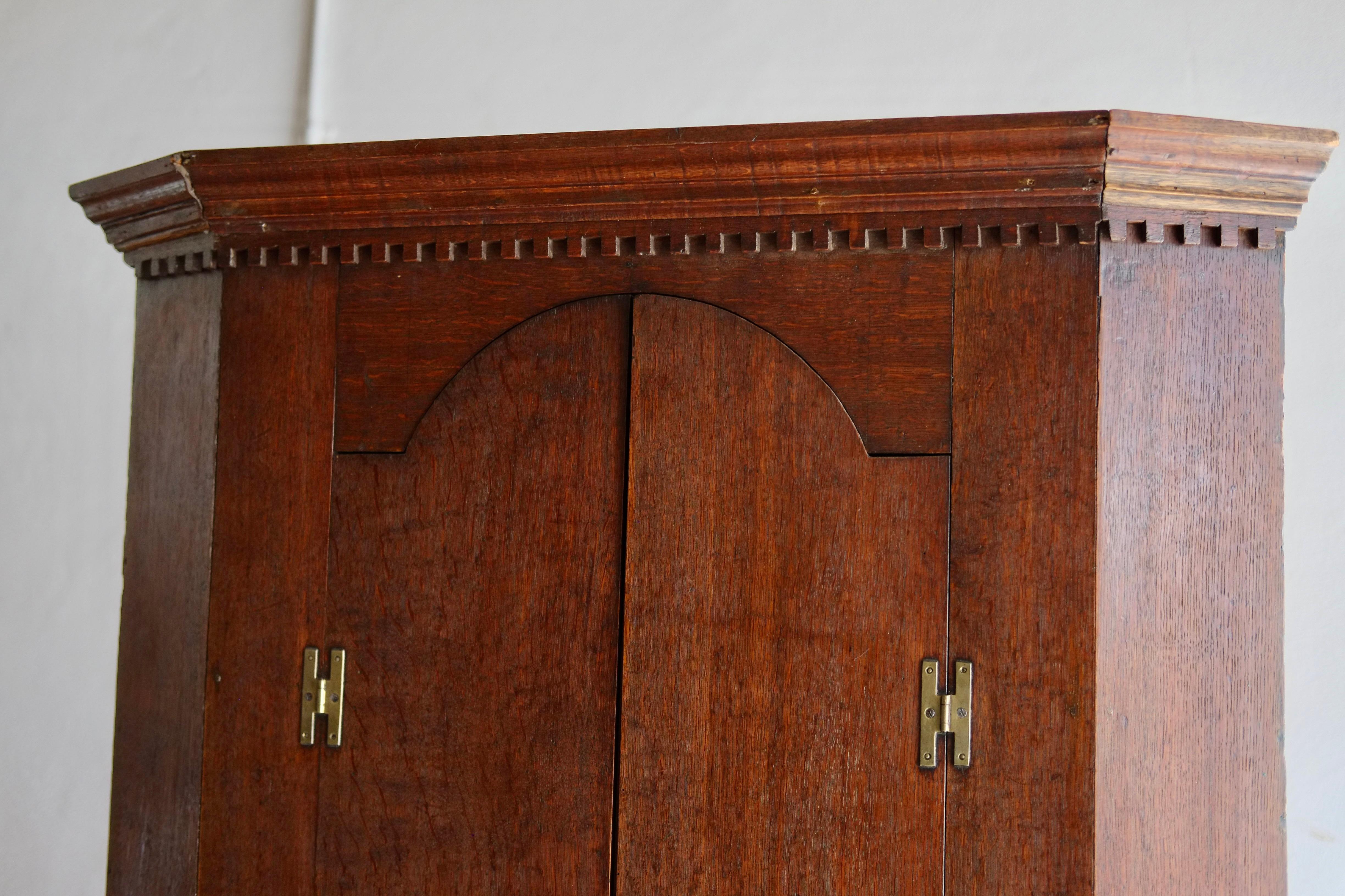 Freistehender Eichen-Eckschrank aus dem 18. im Angebot 1