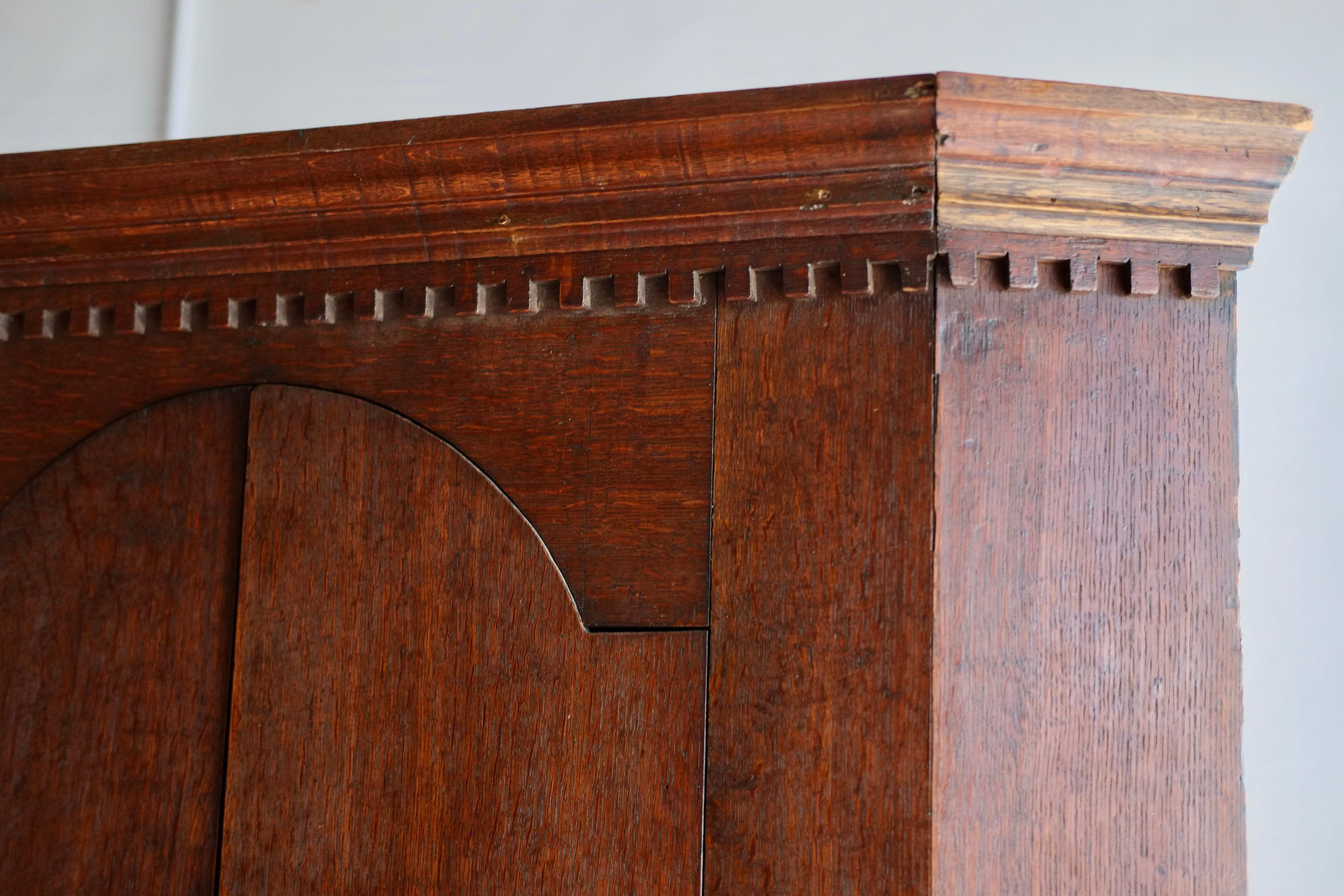 Freistehender Eichen-Eckschrank aus dem 18. im Angebot 2