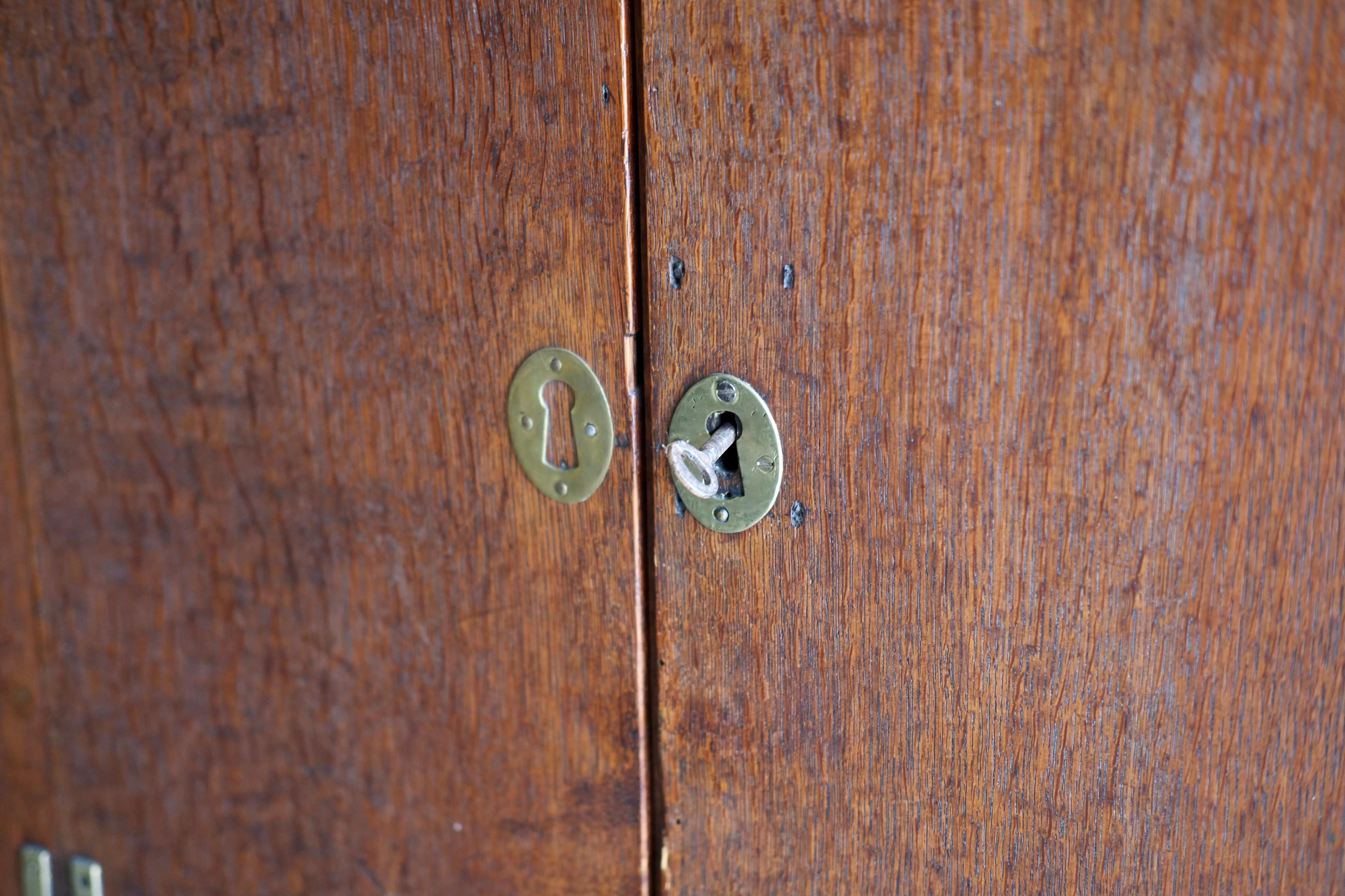 Freistehender Eichen-Eckschrank aus dem 18. im Angebot 3