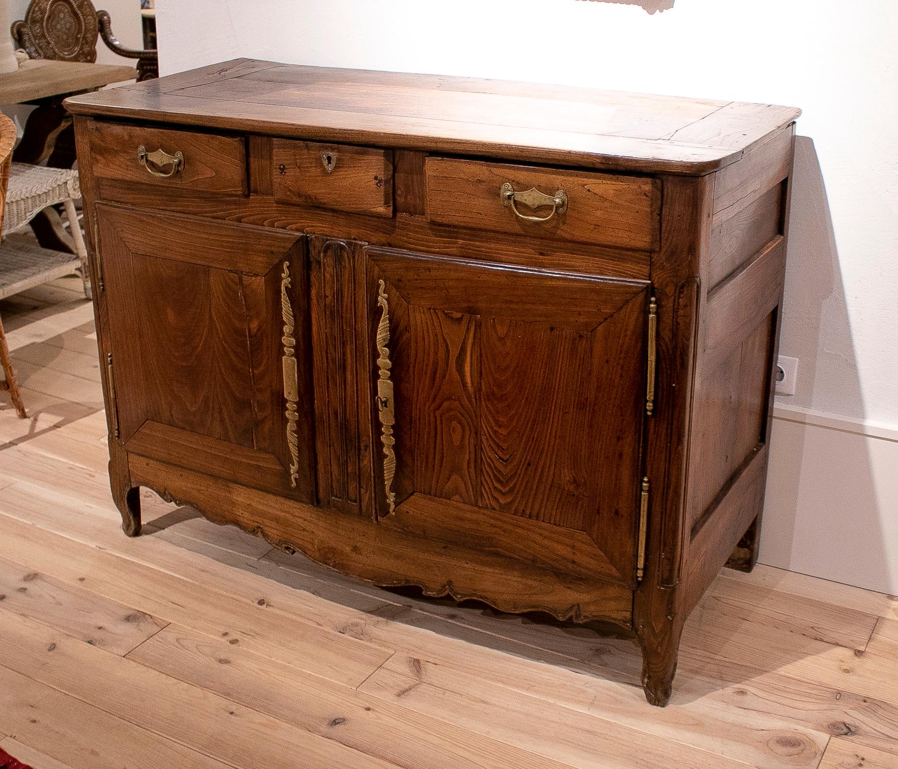 18th Century French 2-Door 3-Drawer Console Table w/ Bronze Hardware In Good Condition In Marbella, ES