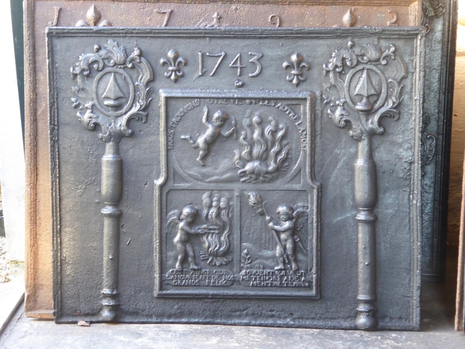 Beautiful 18th century French fireback with an Allegory of Love. The date of production of the fireback, 1743, is also cast in the fireback. The fireback is made of cast iron and has a black / pewter patina. It is in a good condition and does not