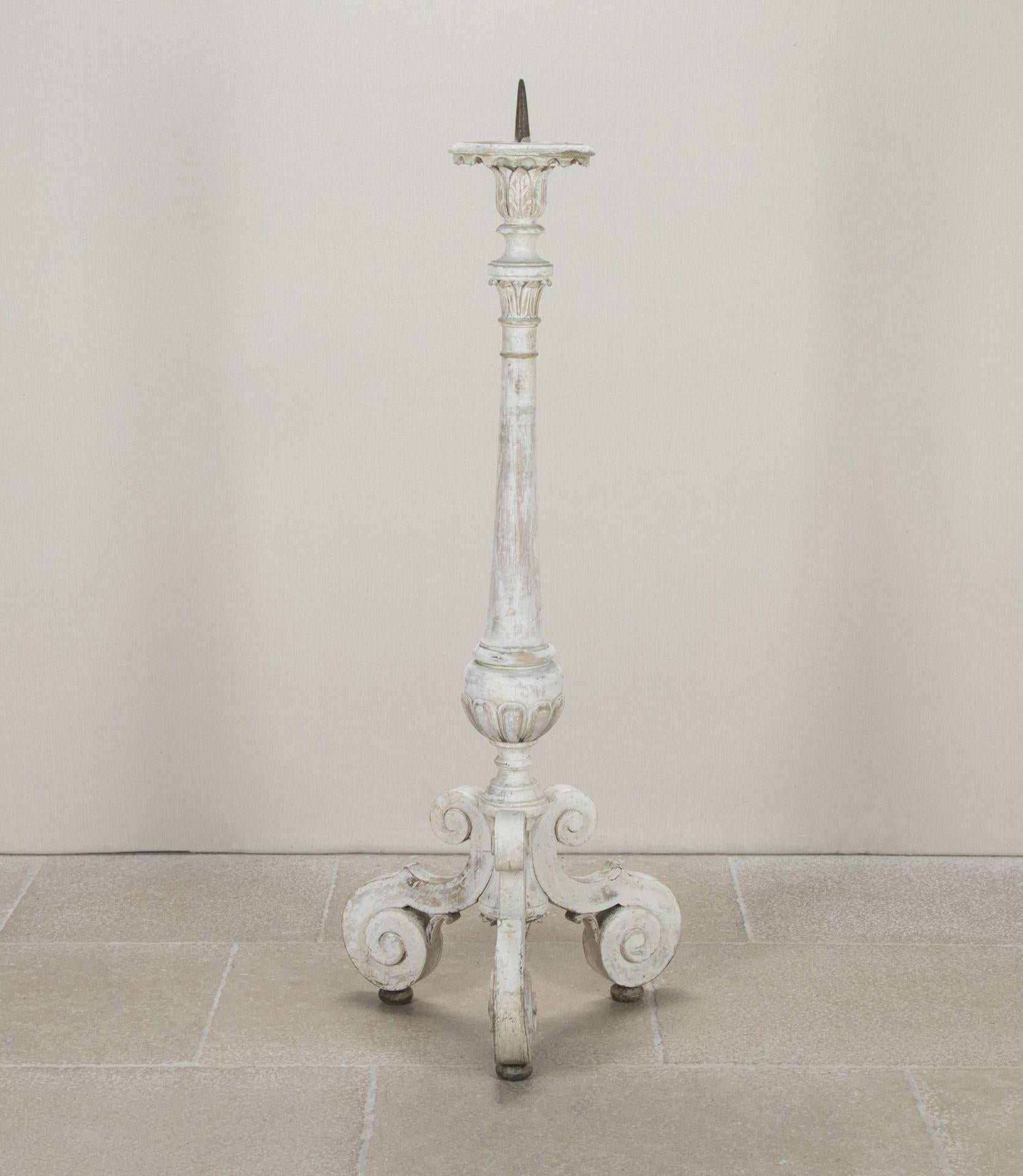 Candeliere d'altare da terra francese del XVIII secolo finemente intagliato e verniciato. 
Un pezzo raro e unico che potrebbe essere trasformato in una lampada da terra di grande effetto.