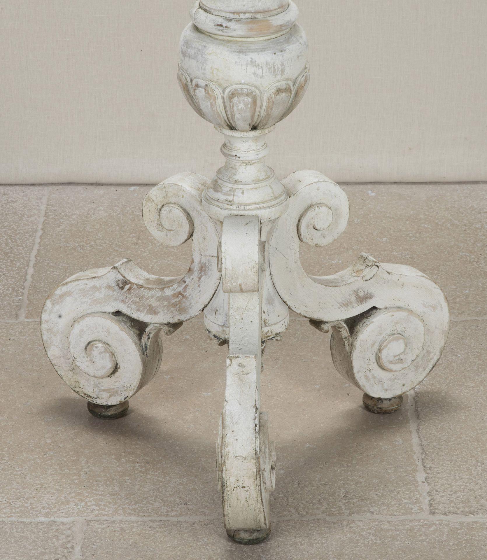 Legno Candeliere da altare francese del XVIII secolo in vendita