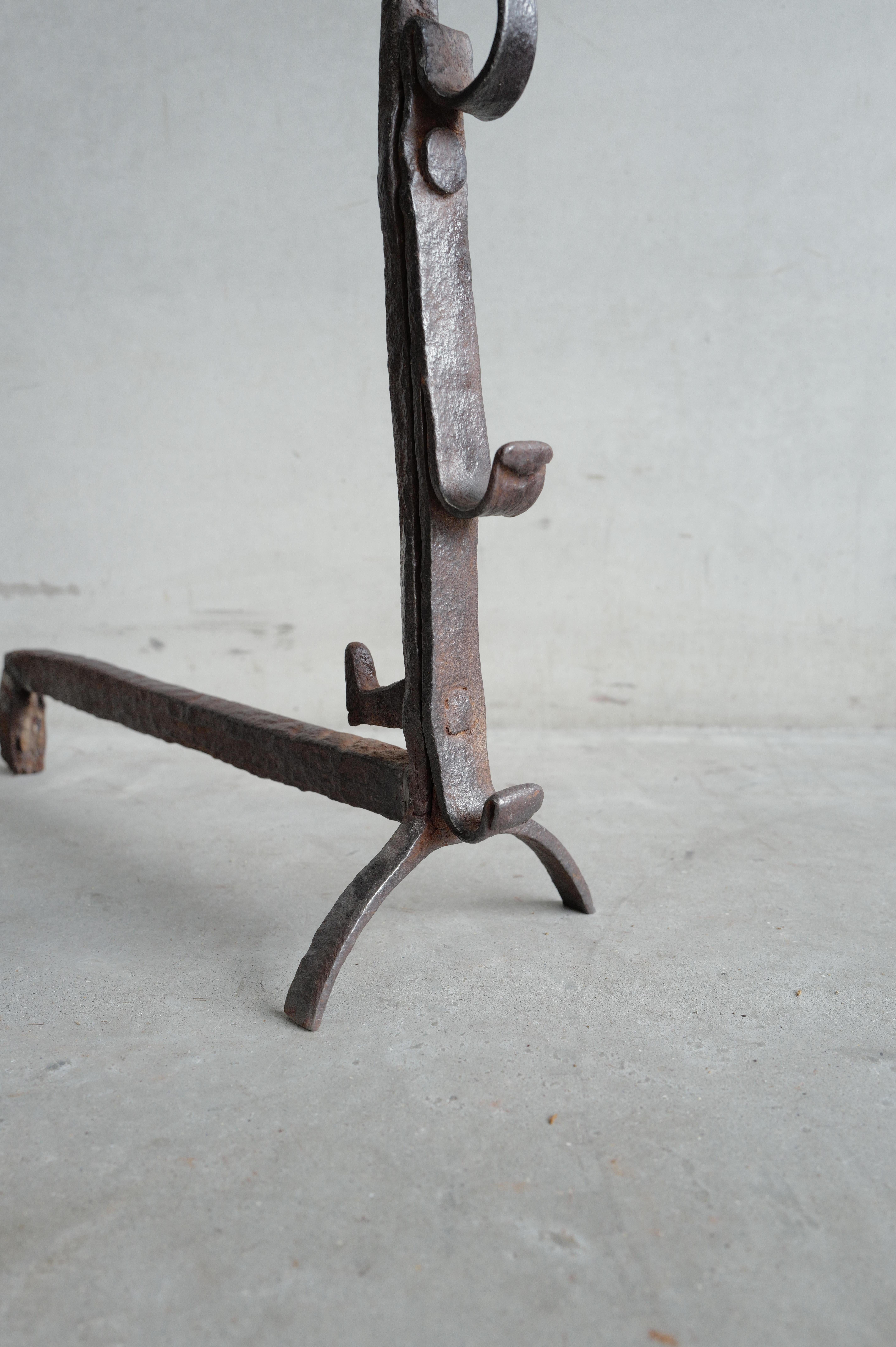 Französische Andirons aus Gusseisen aus dem 18. (Gegossen) im Angebot