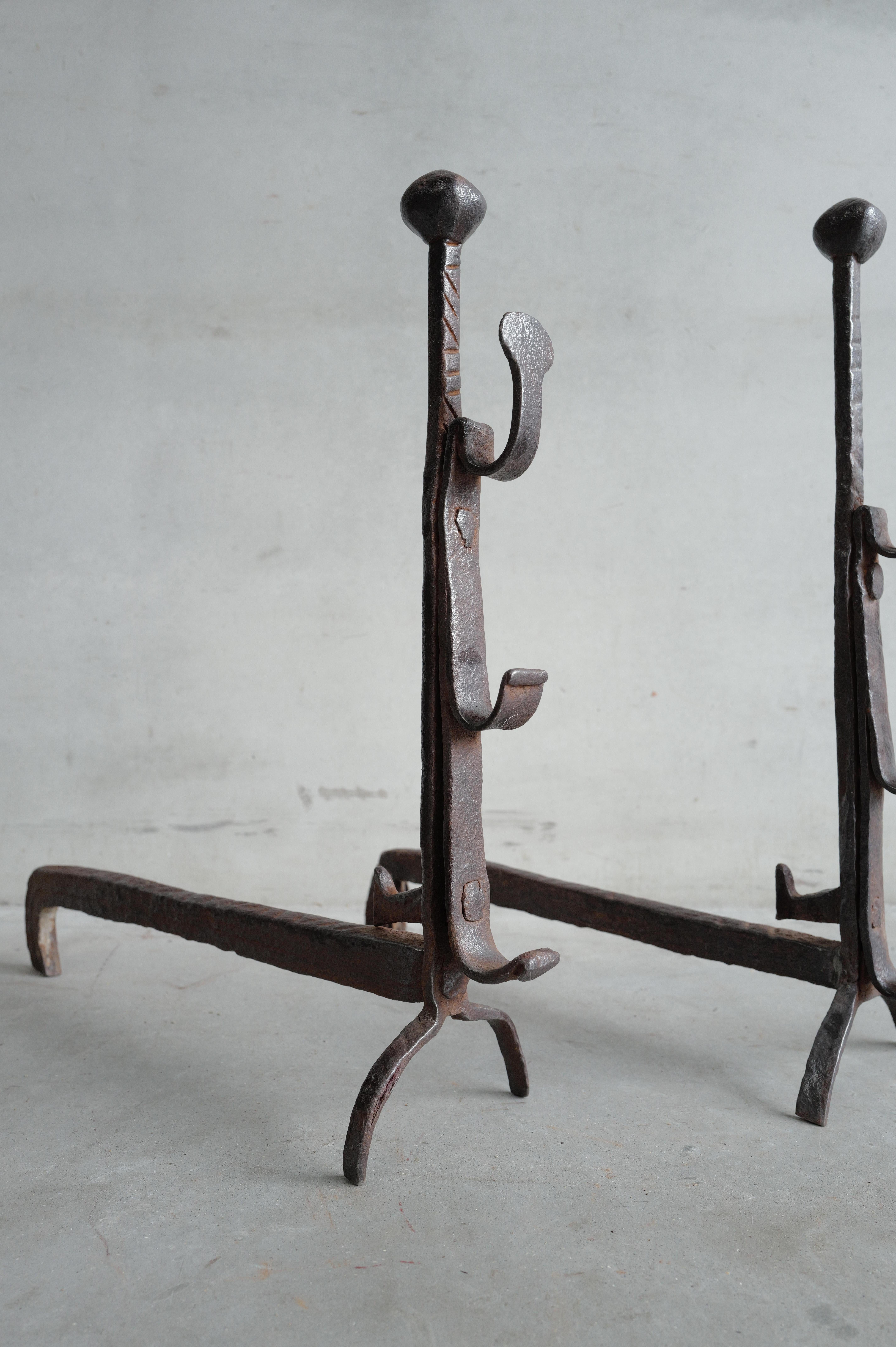 Französische Andirons aus Gusseisen aus dem 18. im Zustand „Gut“ im Angebot in Antwerpen, BE