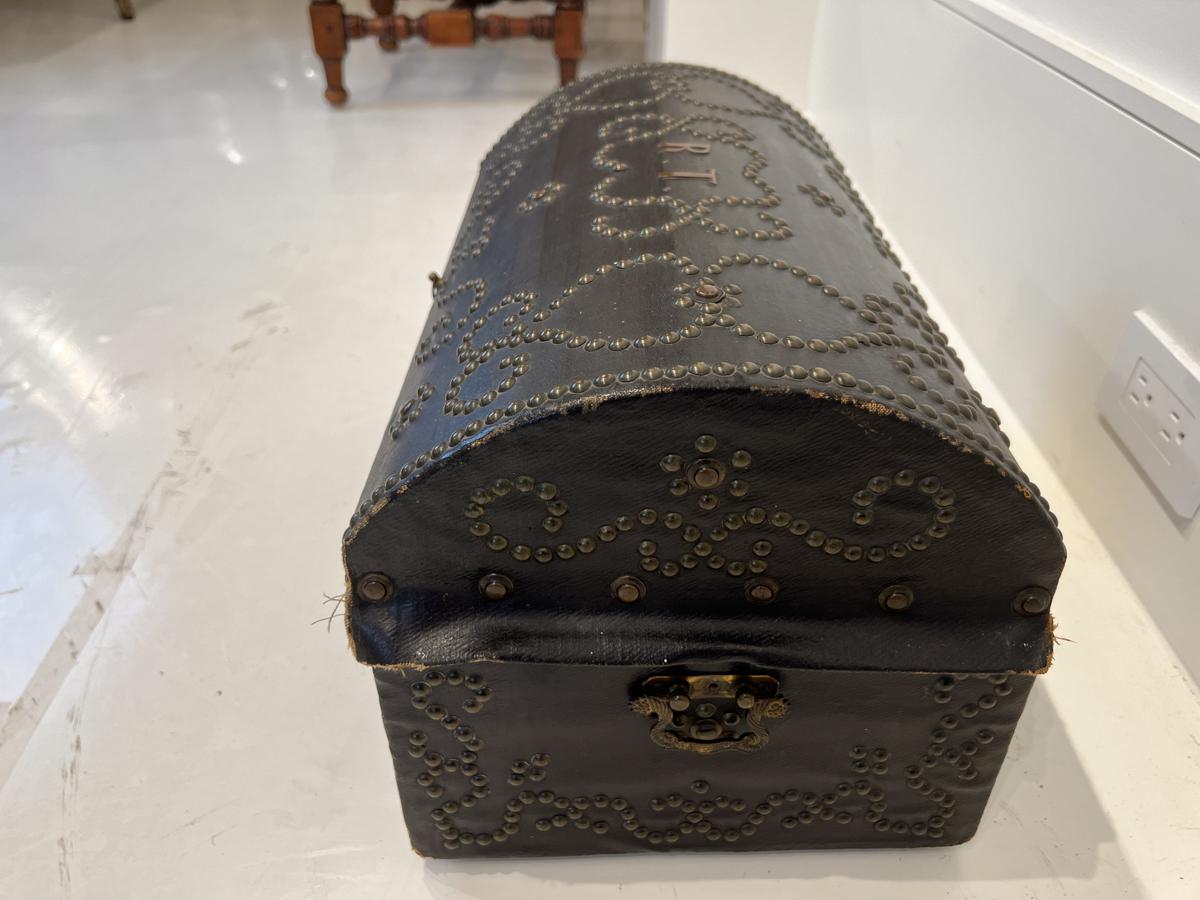 Caja de cuero antiguo francés del siglo XVIII con clavos y monograma en Bastante bueno estado para la venta en New Orleans, LA