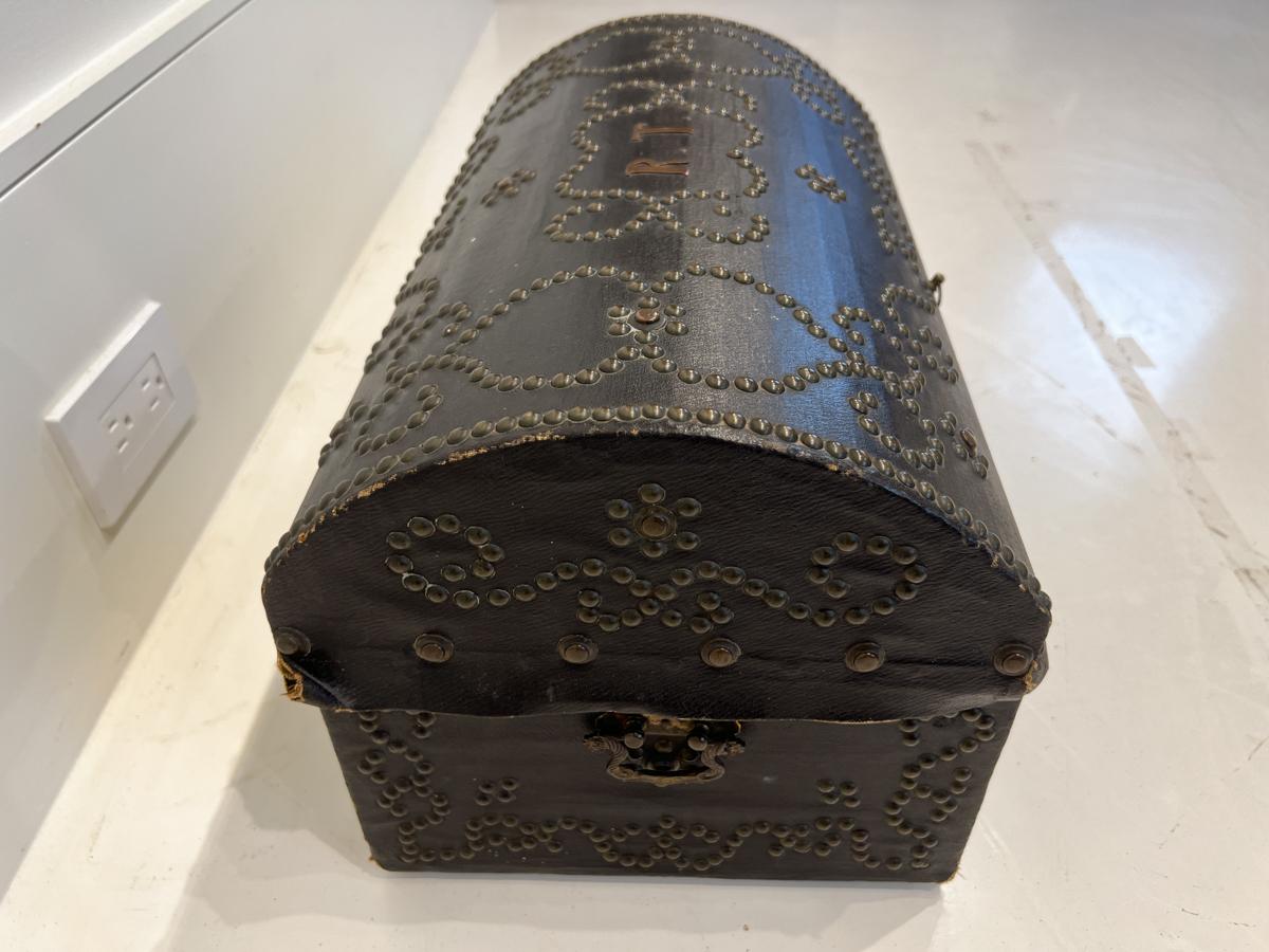Caja de cuero antiguo francés del siglo XVIII con clavos y monograma siglo XVIII y antes en venta