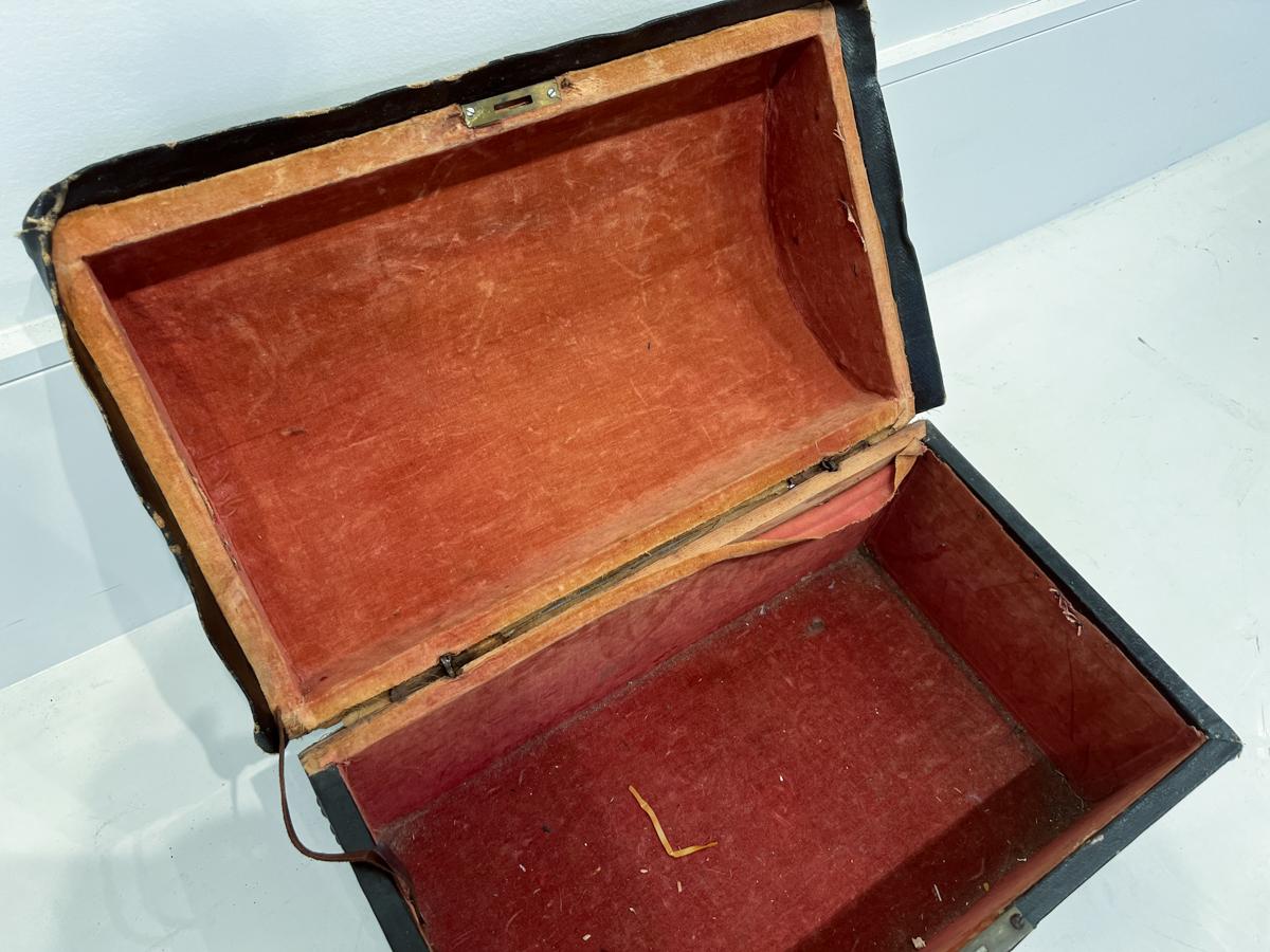 Caja de cuero antiguo francés del siglo XVIII con clavos y monograma Latón en venta