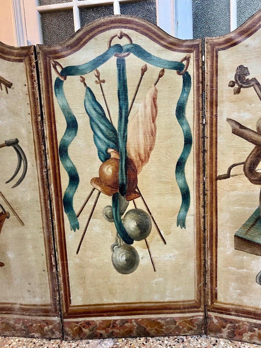 Antiker französischer Paravent-Raumteiler aus dem 18. Jahrhundert mit drei Blättern (Geölt) im Angebot