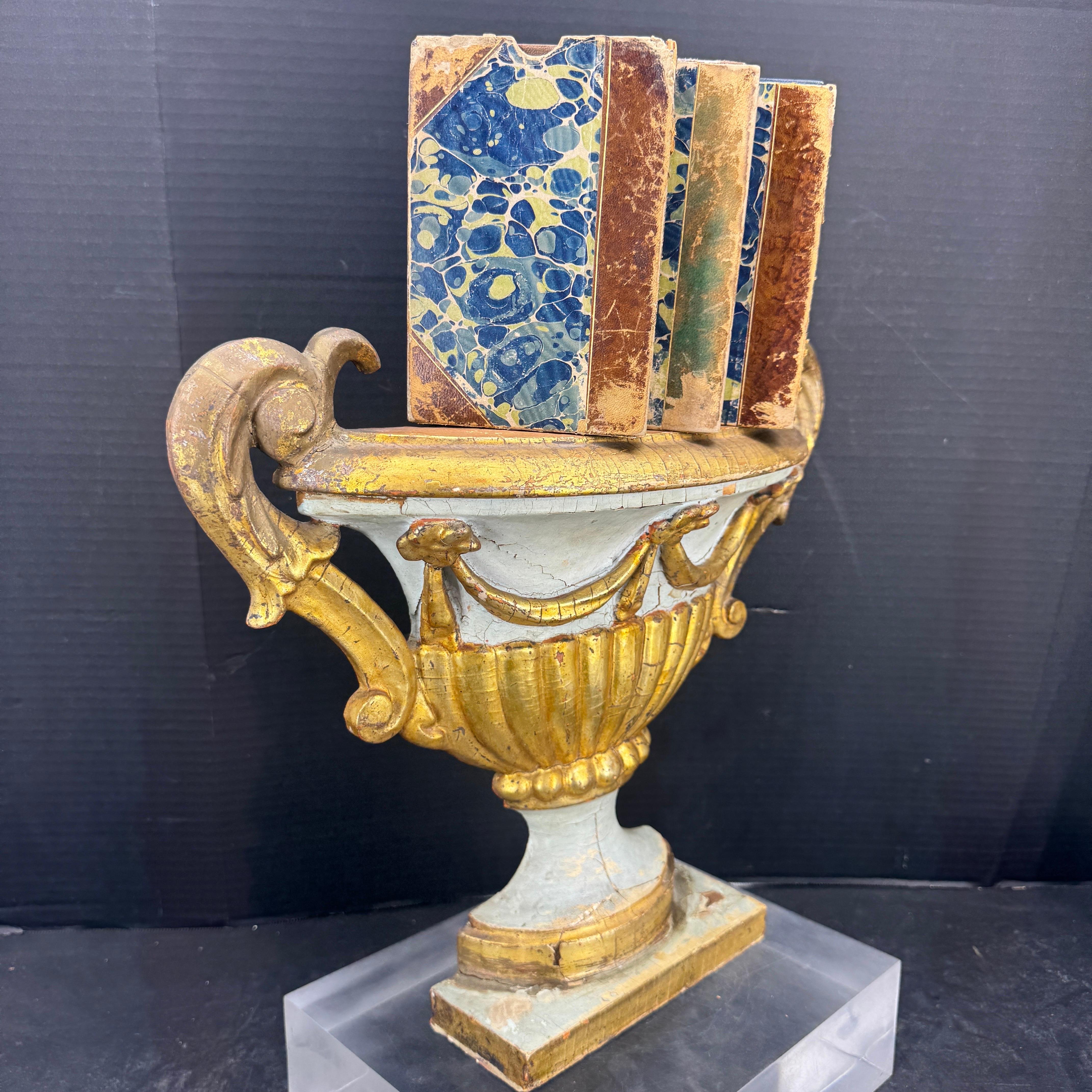 Französisches architektonisches vergoldetes Wandfragment-Regal aus dem 18. Jahrhundert im Angebot 10