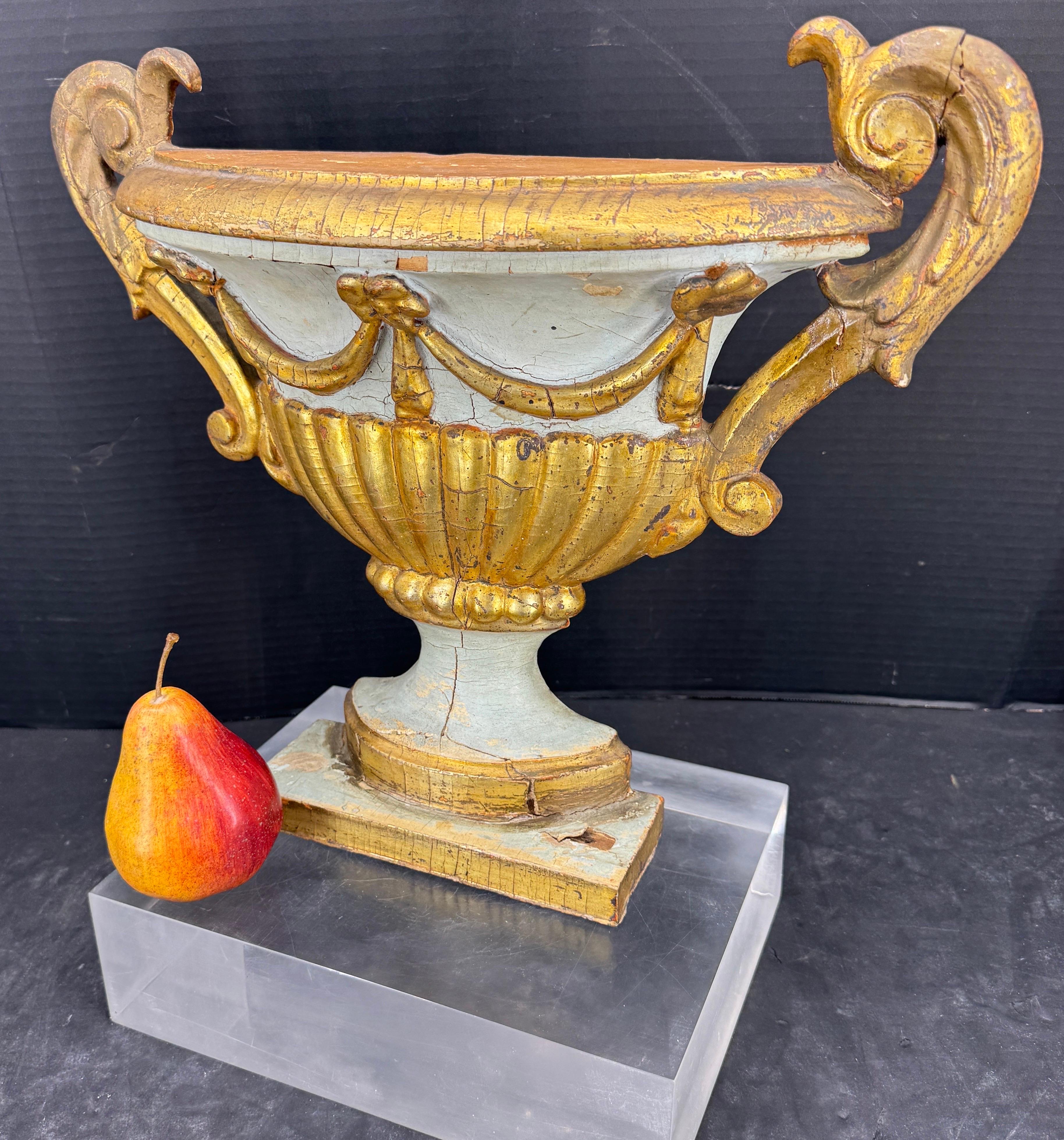 Dieses vergoldete Wandregal, das auf einem französischen Markt gefunden wurde, ist wunderschön geschnitzt und mit einem floralen und bogenförmigen Louis-XVI-Ornament verziert. Dieses vergoldete Louis XVI-Stück wäre ein wunderbares architektonisches