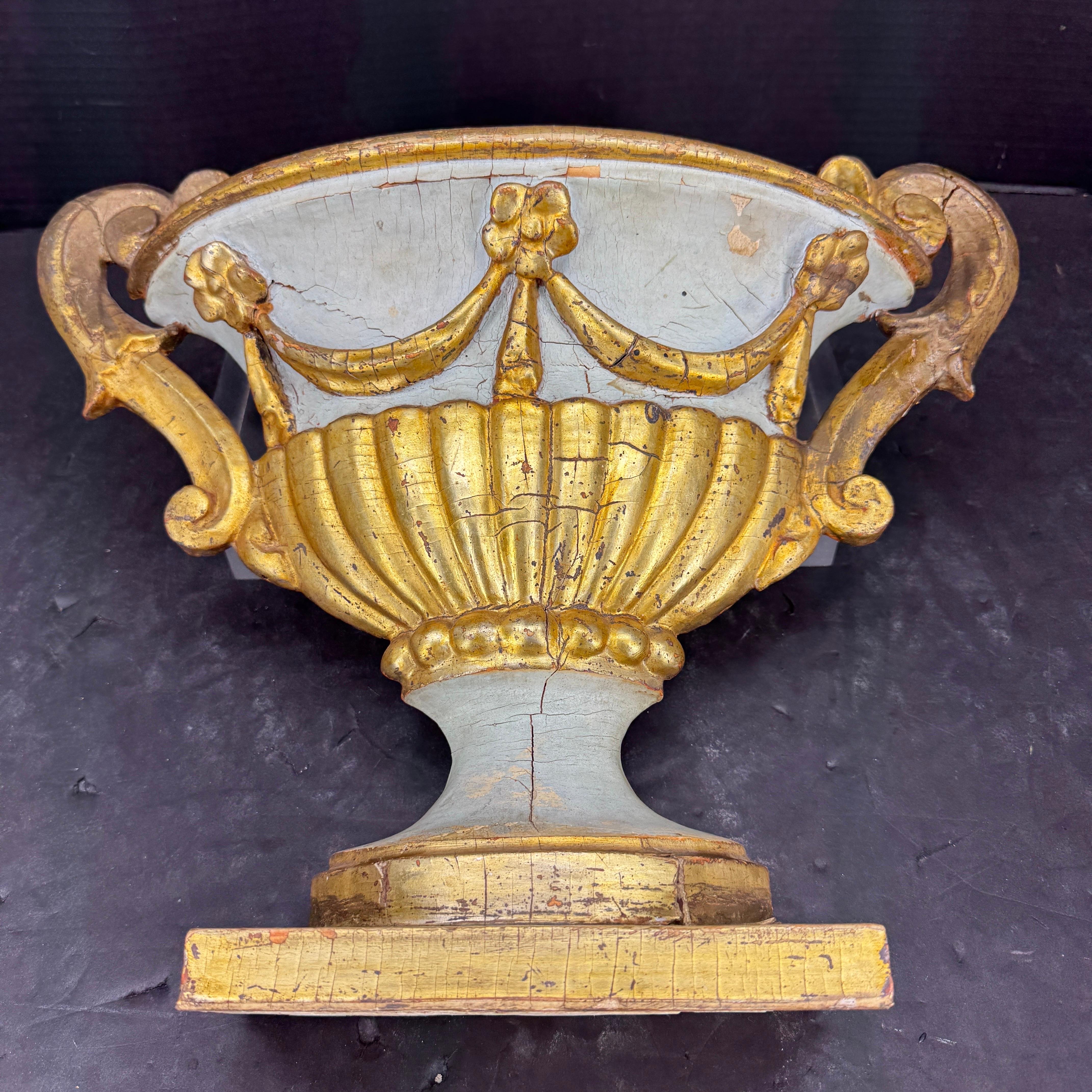 Französisches architektonisches vergoldetes Wandfragment-Regal aus dem 18. Jahrhundert (Farbe) im Angebot
