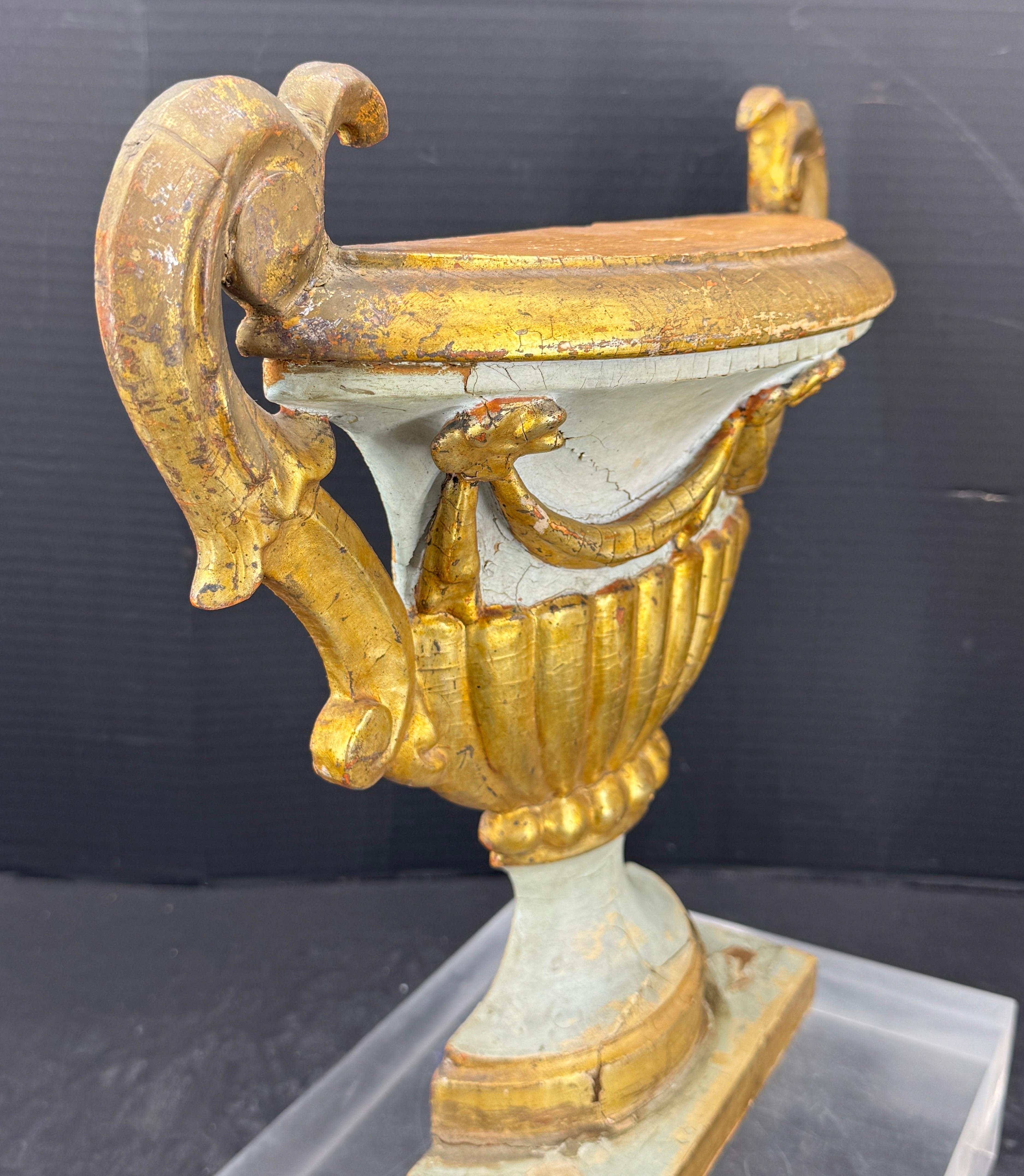 Französisches architektonisches vergoldetes Wandfragment-Regal aus dem 18. Jahrhundert im Angebot 2