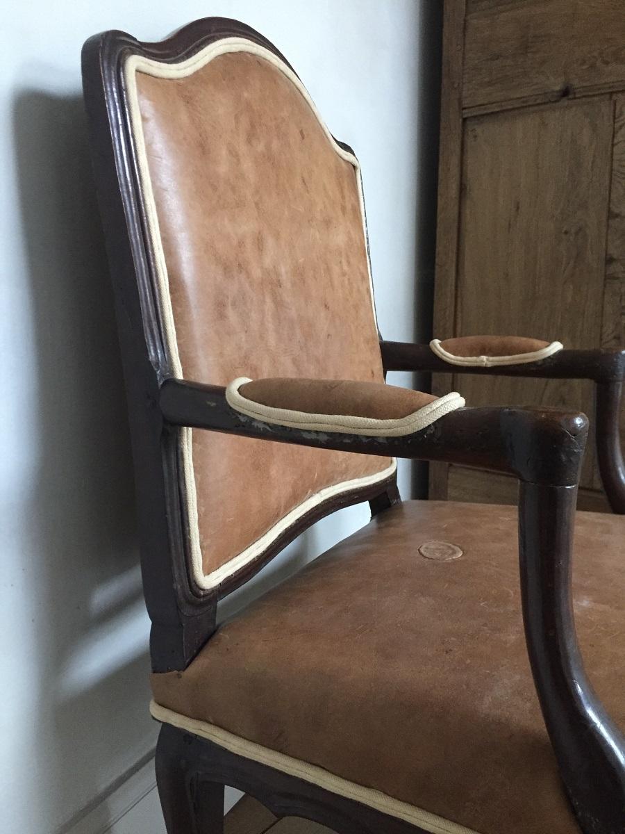 Fauteuil français du XVIIIe siècle en cuir et noyer en vente 3